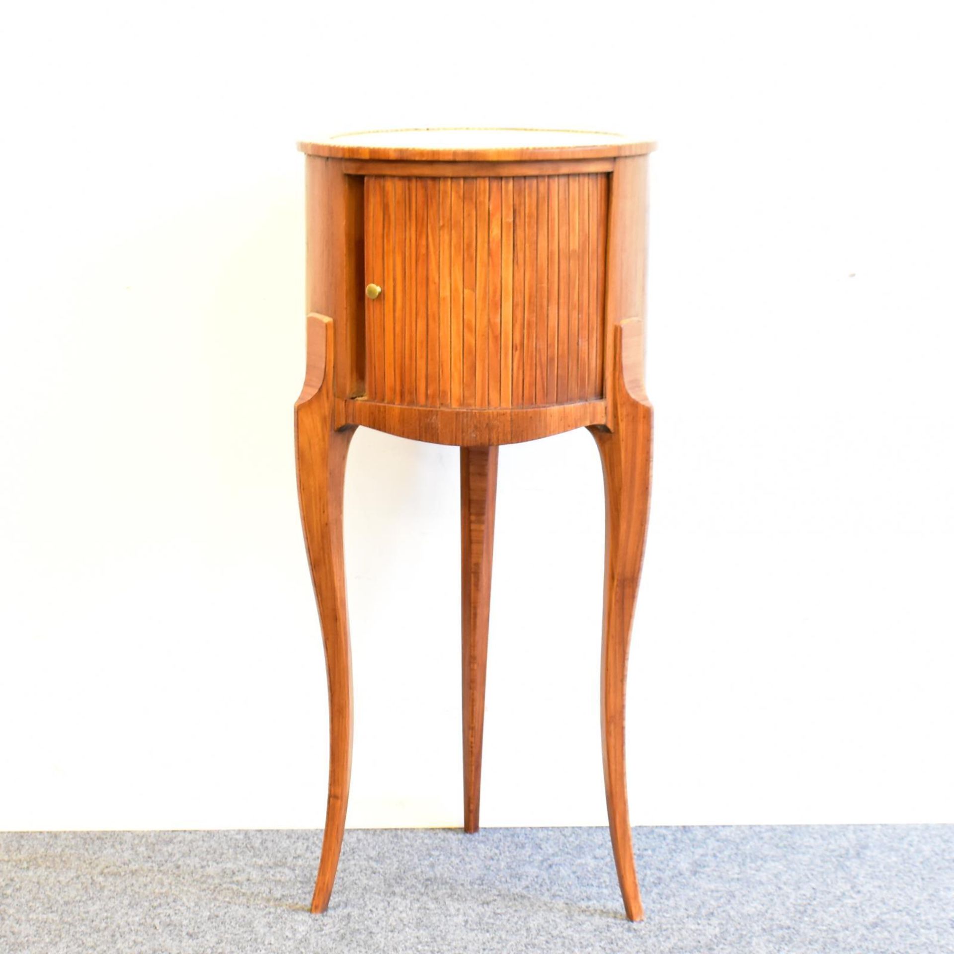 Runder Beistelltisch. Um 1900, Barockstil | Nussbaum und andere Hölzer furniert. Marmor. Messing.