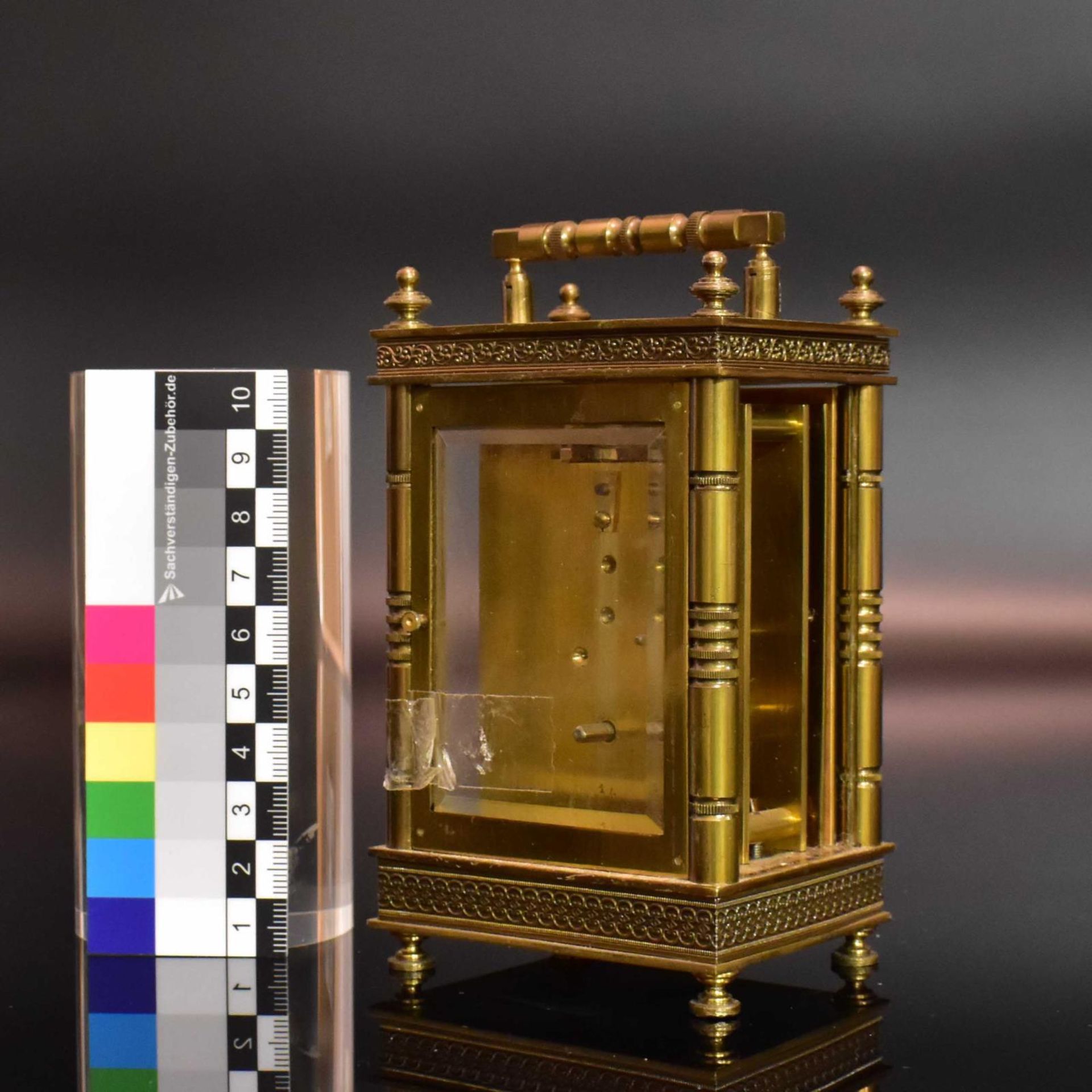 Kleine Tischuhr. 20. Jh. | Messing. Glas. Email. - Bild 2 aus 2