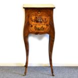 Beistellkommode. 19. Jh., Barockstil | Nussbaum, Ahorn und andere Hölzer furniert. Messing.