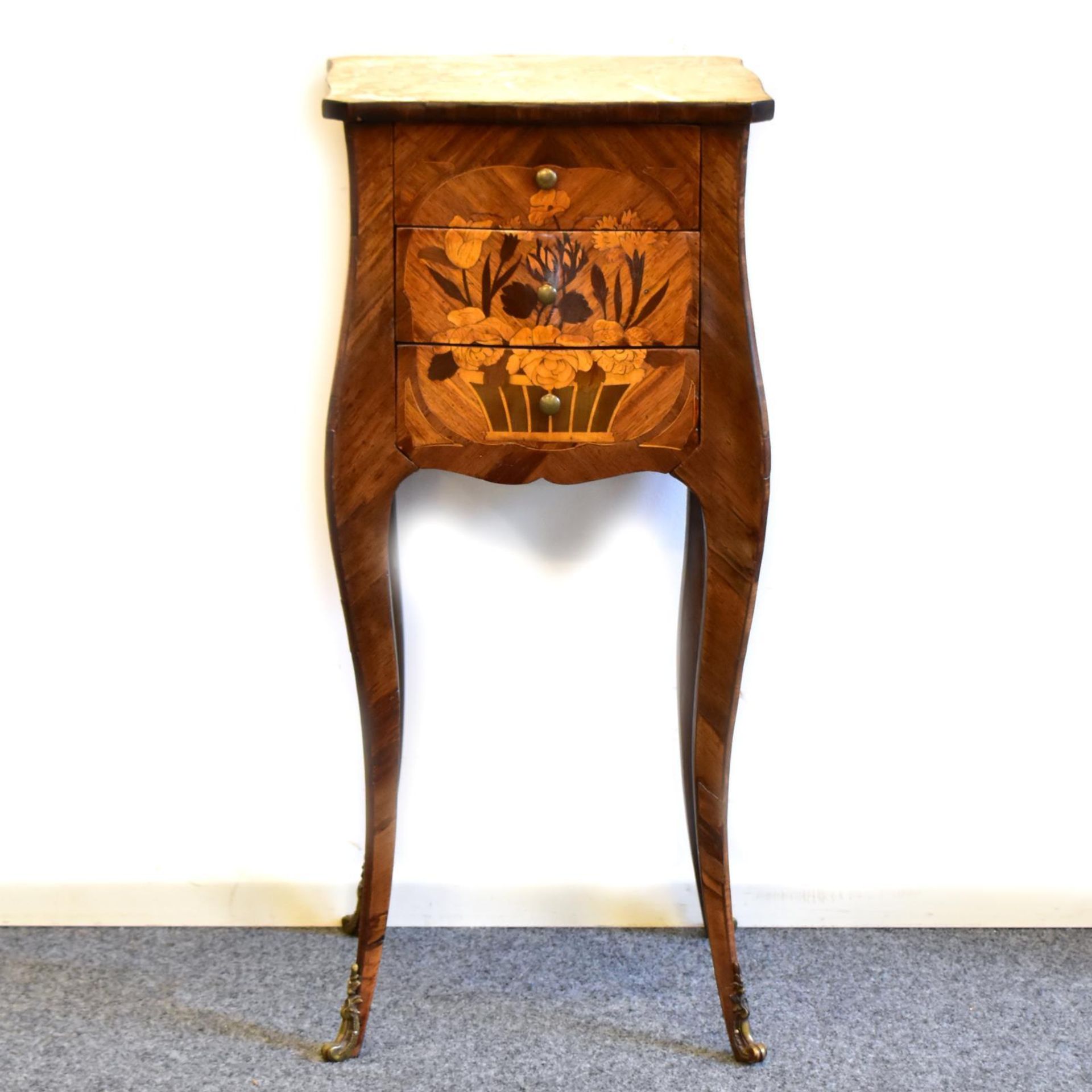 Beistellkommode. 19. Jh., Barockstil | Nussbaum, Ahorn und andere Hölzer furniert. Messing.