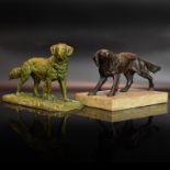 Zwei Hunde. Deutschland, 19./20. Jh. | Gelbguss, patiniert. Tlw. Steinplinthe.