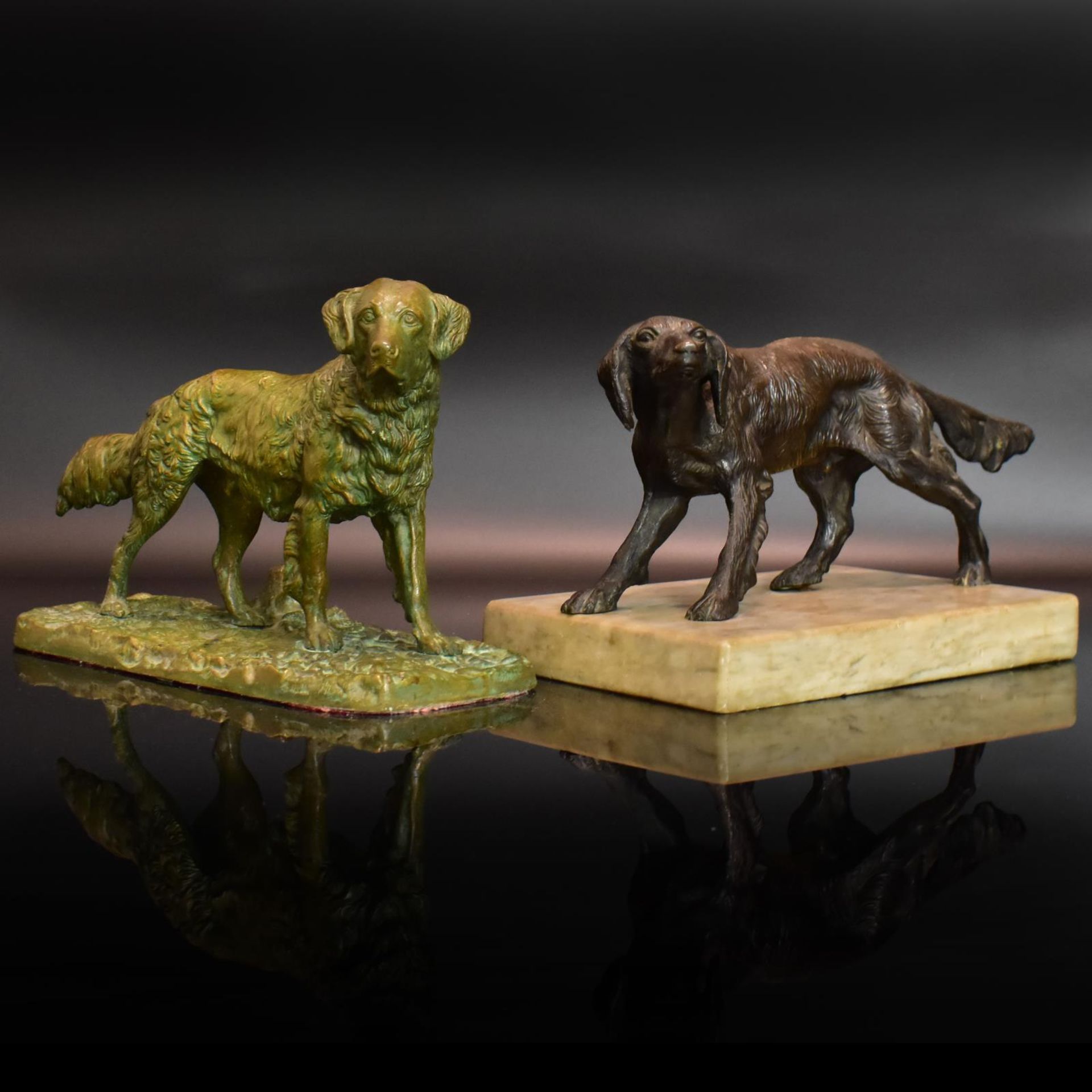 Zwei Hunde. Deutschland, 19./20. Jh. | Gelbguss, patiniert. Tlw. Steinplinthe.