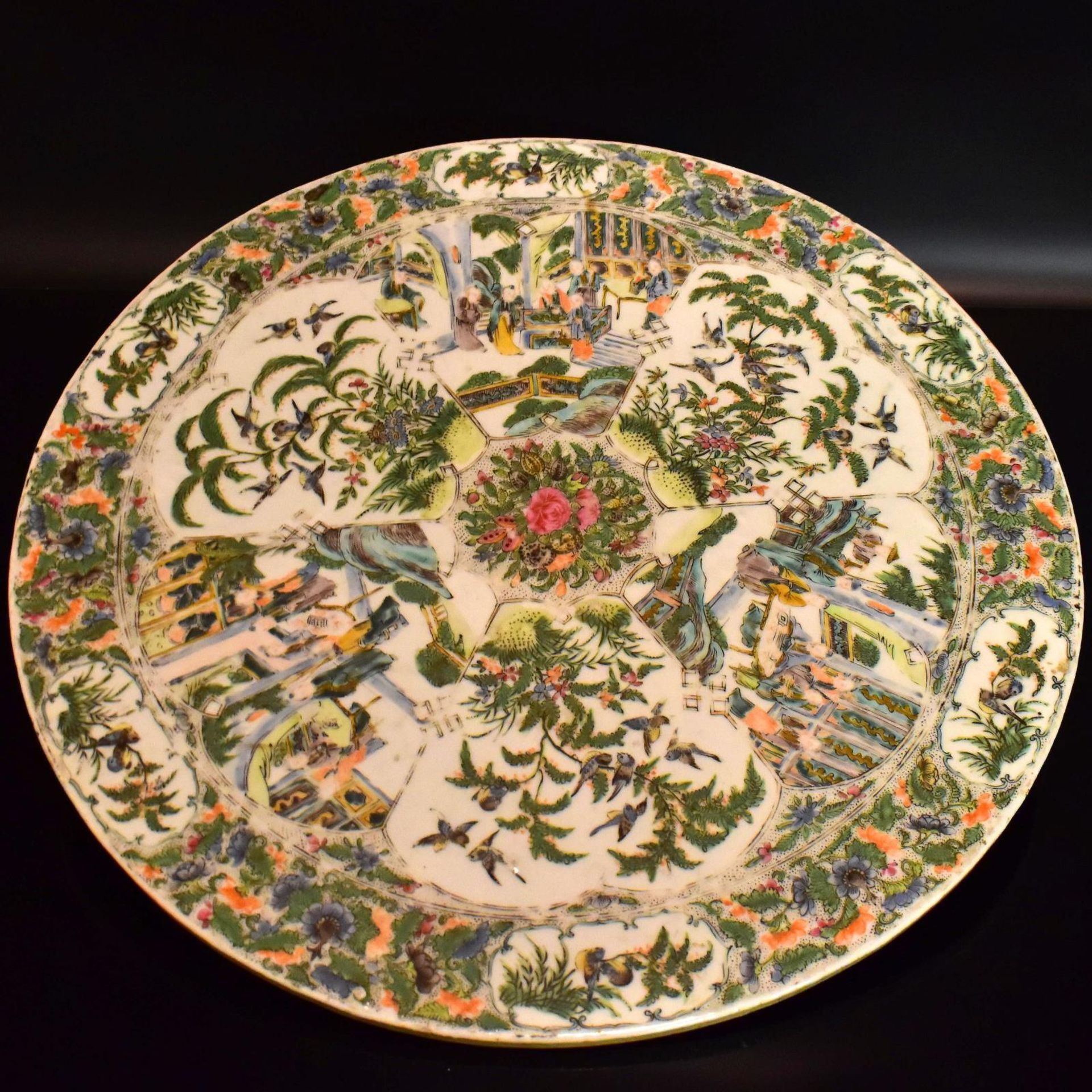 Tischplatte. China, 19./20. Jh. | Porzellan, bunter Schmelzfarbendekor.