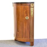 Eckschränkchen. 19. Jh., Biedermeier Stil | Nussbaum und andere Hölzer furniert. Marmor. Metall.