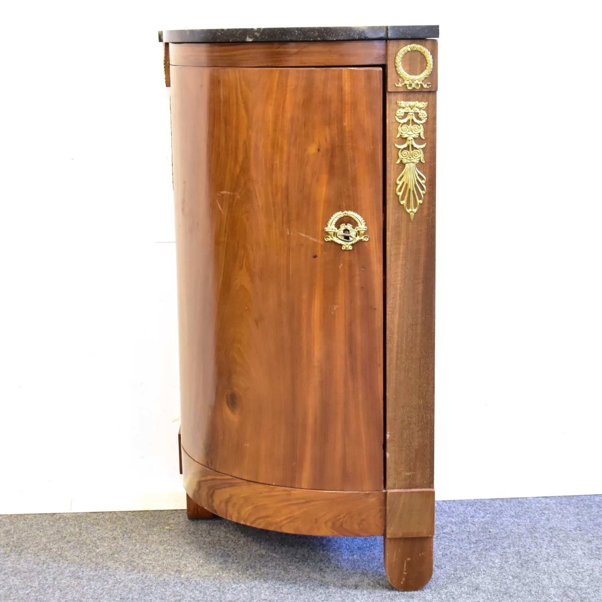 Eckschränkchen. 19. Jh., Biedermeier Stil | Nussbaum und andere Hölzer furniert. Marmor. Metall.