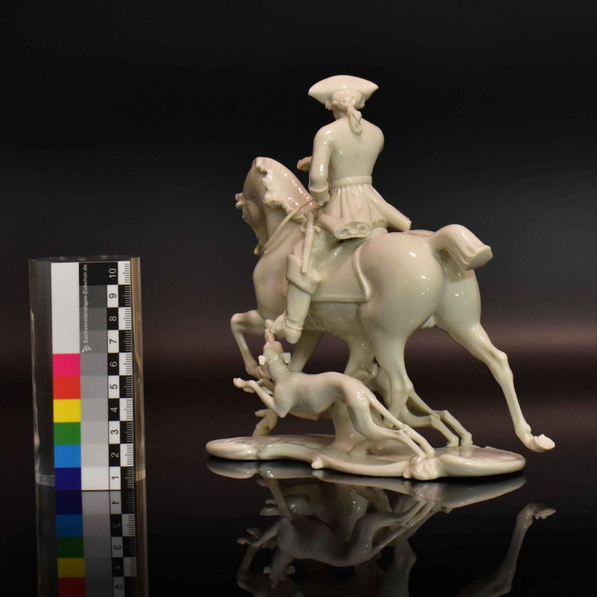 Reiter mit zwei Hunden. Nymphenburg, nach Entwurf von T. Kärner | Porzellan, weiß. - Bild 2 aus 3