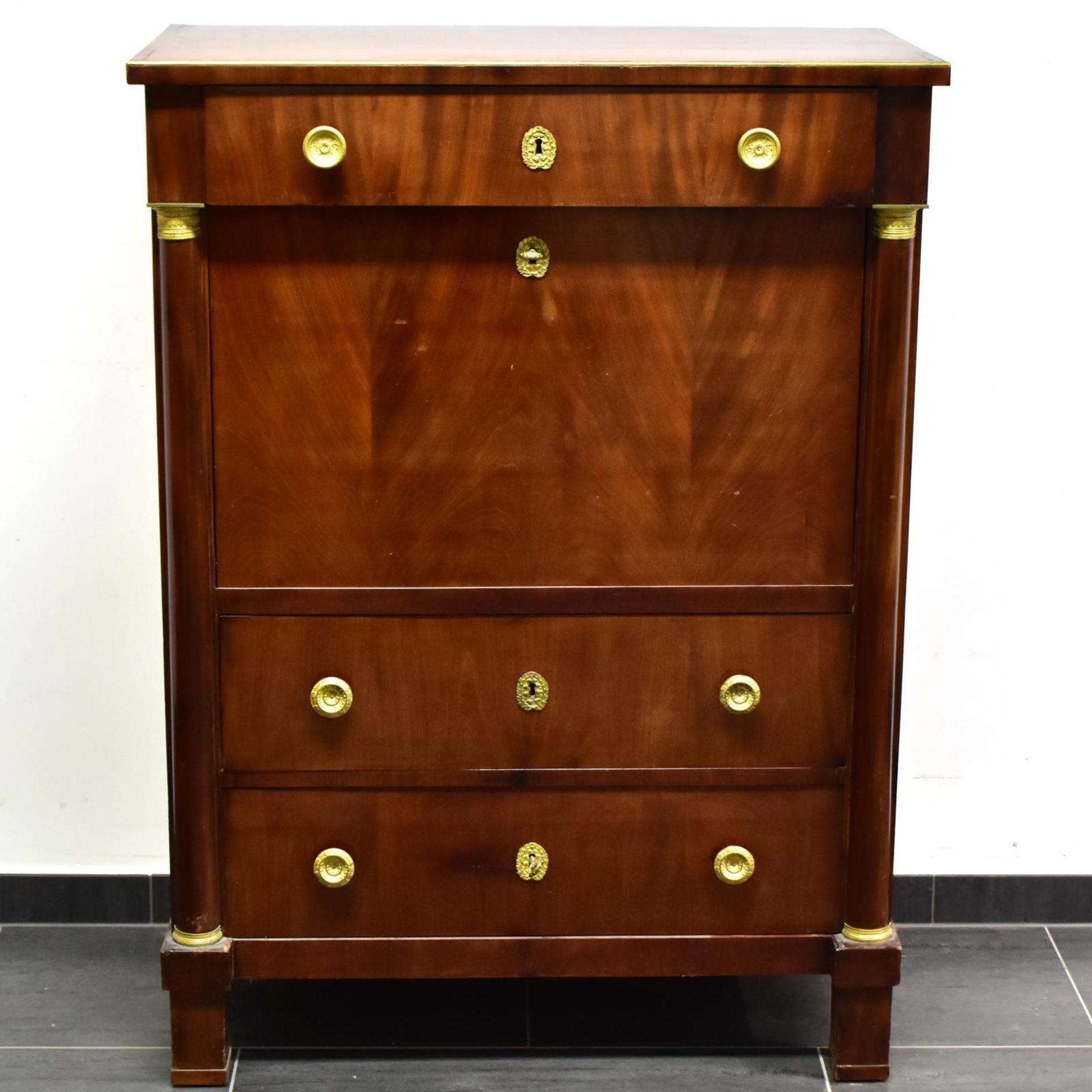 Sekretär. Um 1900, Biedermeier Stil | Mahagoni furniert. Messing.