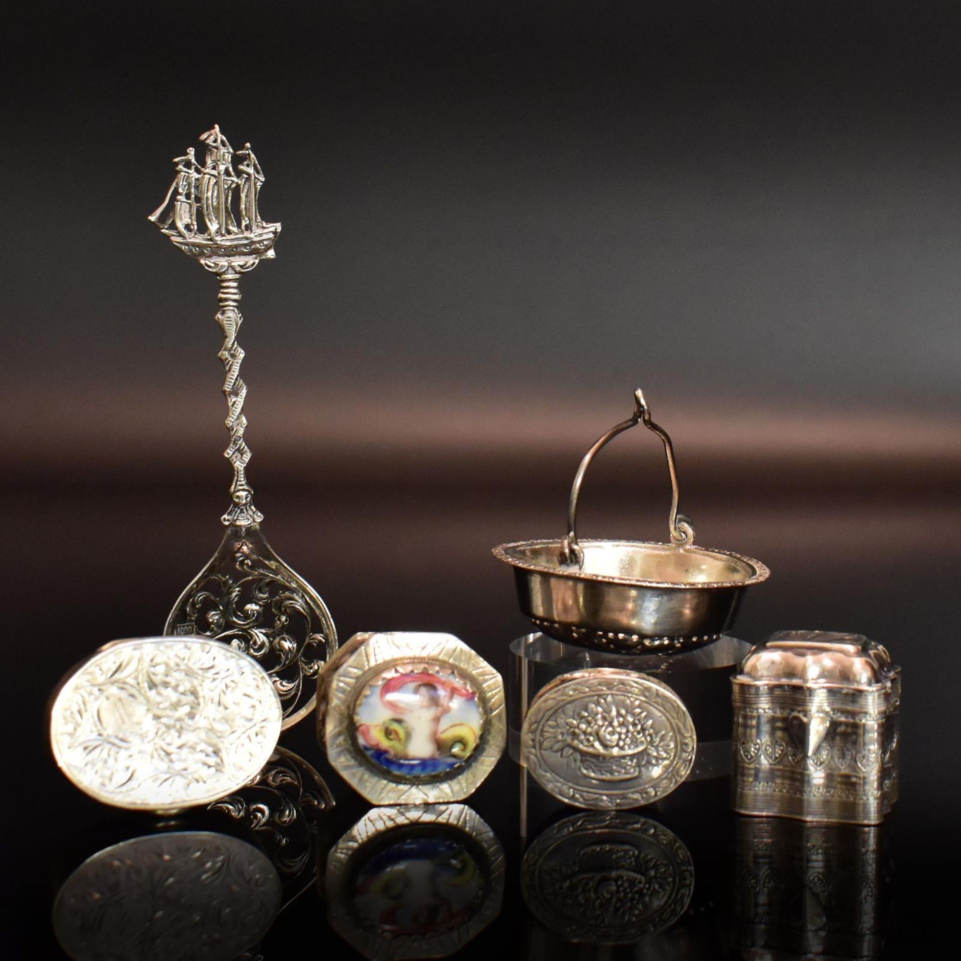 Vier kleine Dosen, Teesieb und Löffel. U.a. Russland, Niederlande und Ungarn, 19. Jh. | Silber, (...