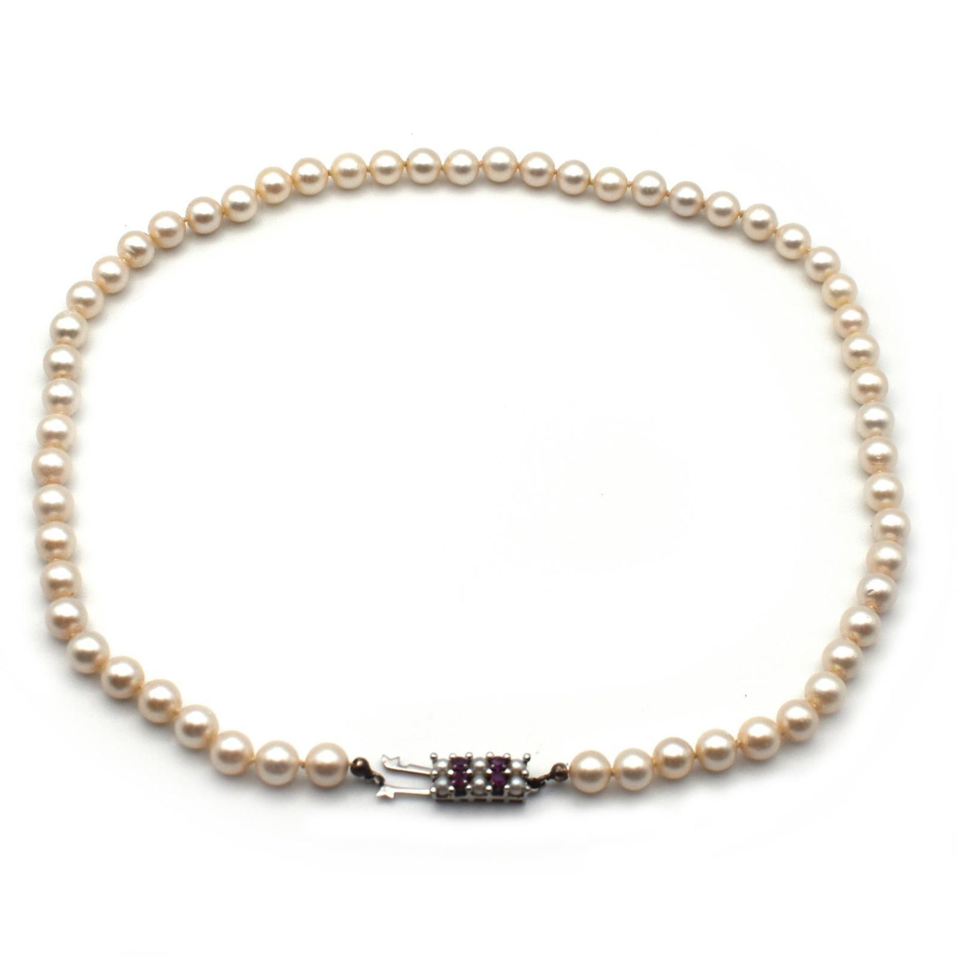 Collier. Schließe 18 K WG.