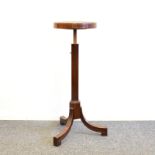 Blumenständer. 20. Jh. | Verschiedene Hölzer. Marmor.