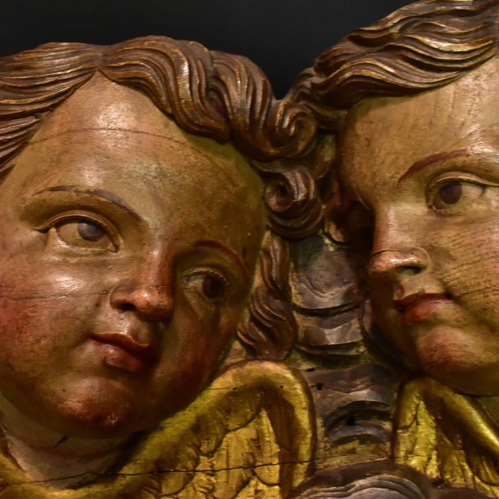 Zwei Puttenköpfe in Wolkenbank. 19./20. Jh. | Holz, geschnitzt, Farb- und Goldfassung. - Bild 3 aus 3