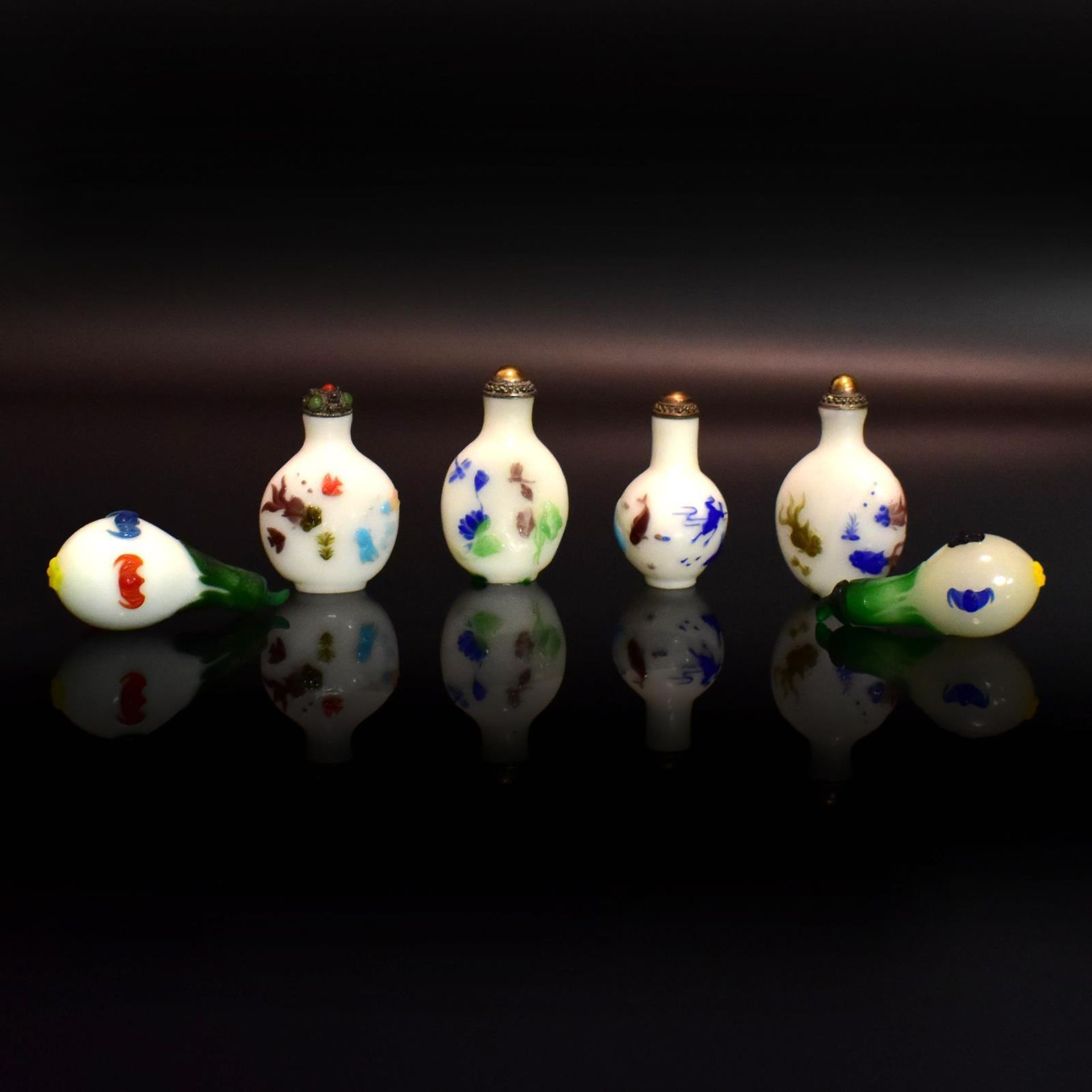 Sechs Snuff Bottles. China, 19./20. Jh. | Mehrfarbiges Überfangglas.
