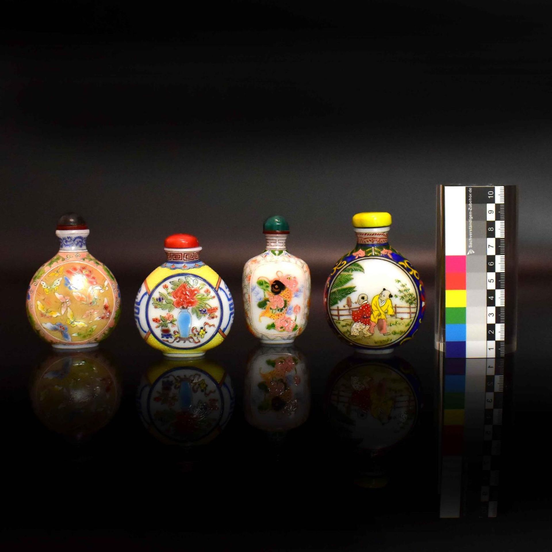 Vier Snuff Bottles. China, 19./20. Jh. | Glas, Emailfarbendekor. - Bild 2 aus 2