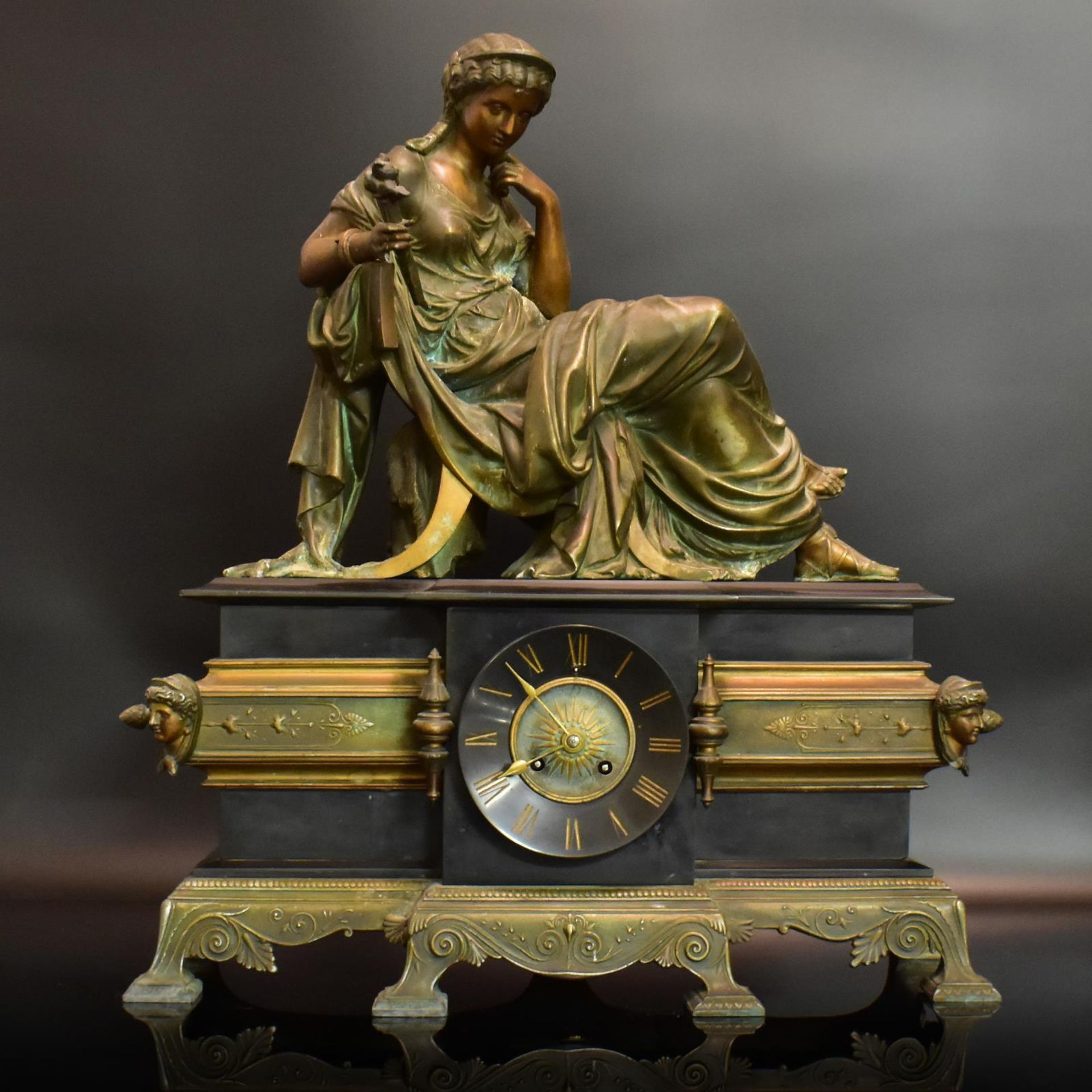 Tischuhr. 19./20. Jh. | Gelbguss. Schwarzer Stein.