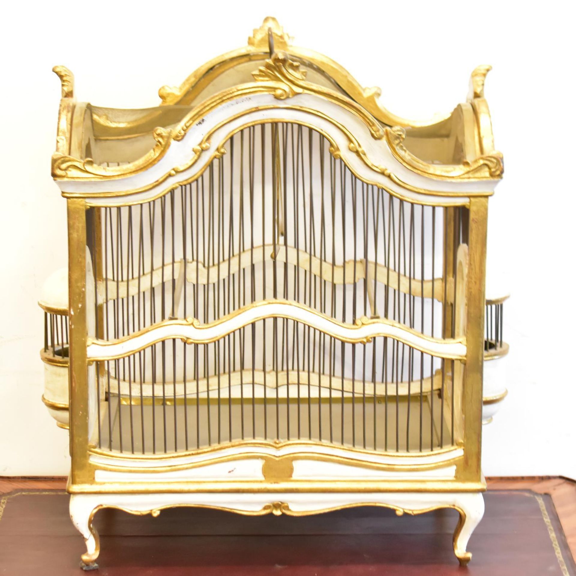 Vogelkäfig. Um 1900 | Holz, Gold- und Farbfassung. Metall.