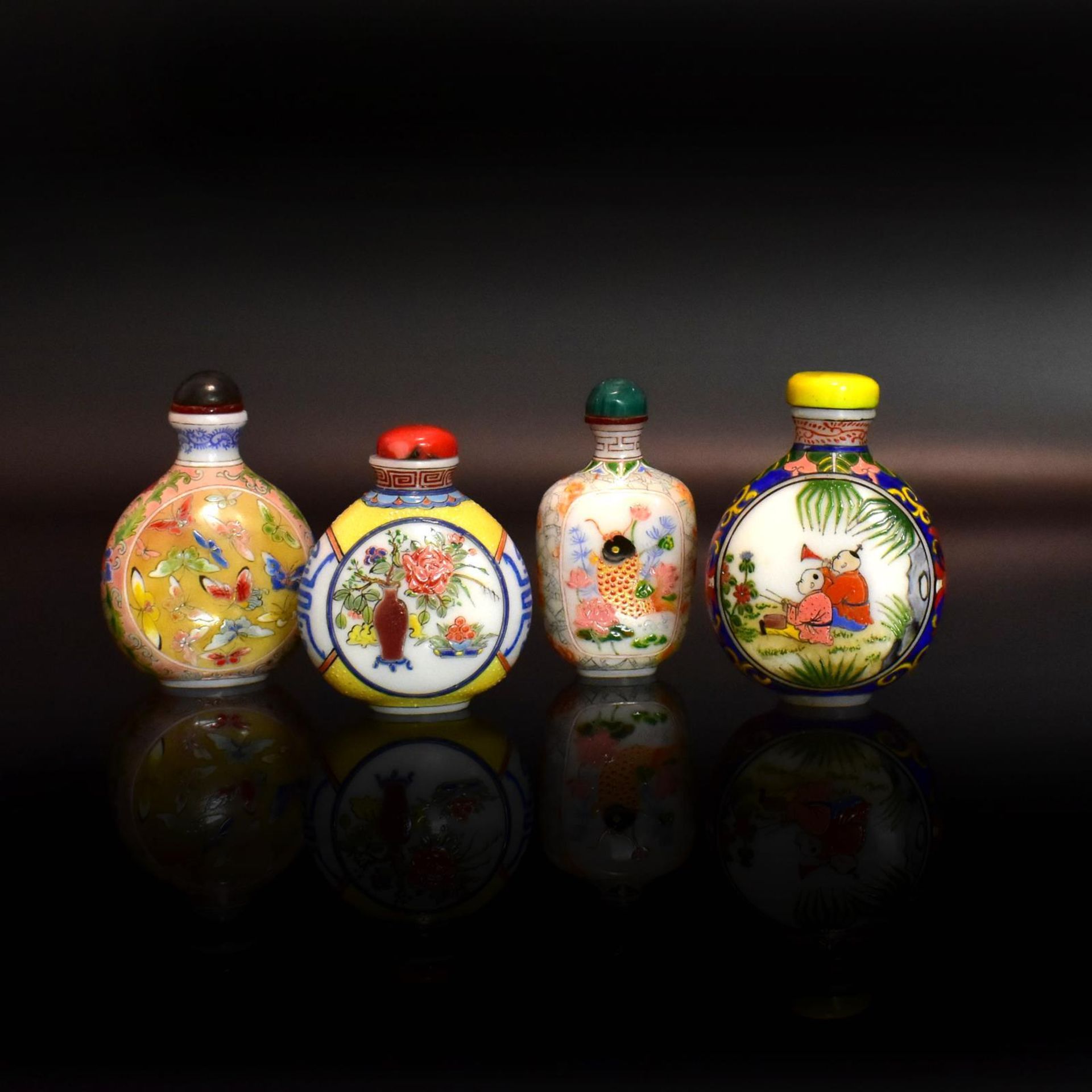 Vier Snuff Bottles. China, 19./20. Jh. | Glas, Emailfarbendekor.