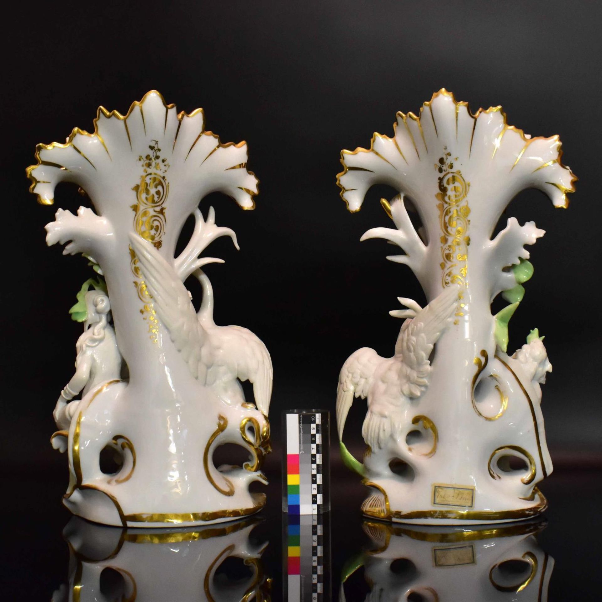 Ein Paar Figurenvasen. Wohl Frankreich, Ende 19. Jh. | Porzellan, Farb- und Goldstaffagen. - Bild 3 aus 4