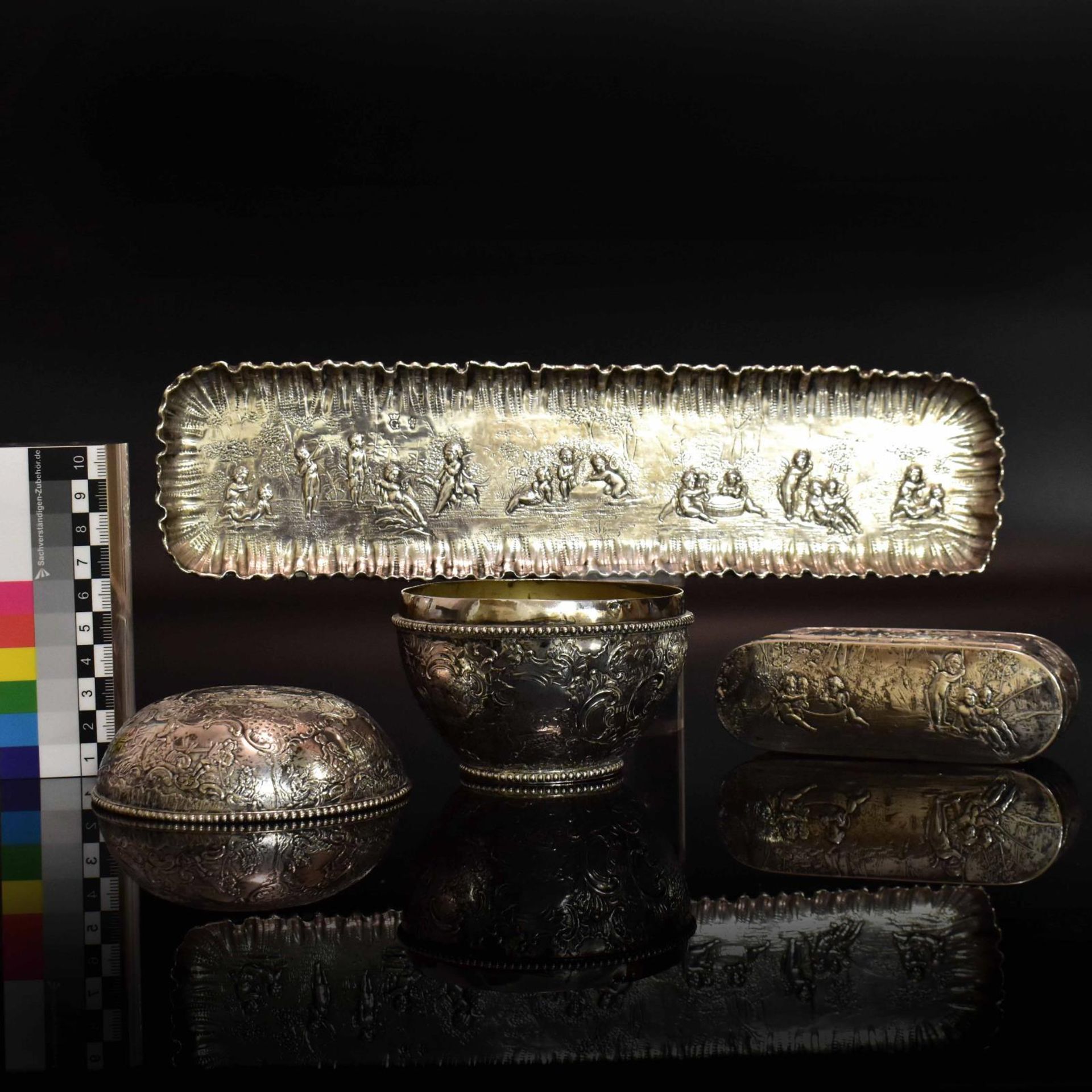 Griffelschale, Tabatiere und Dose. Wohl Hanau | Silber, tlw. innen vergoldet. - Bild 2 aus 3