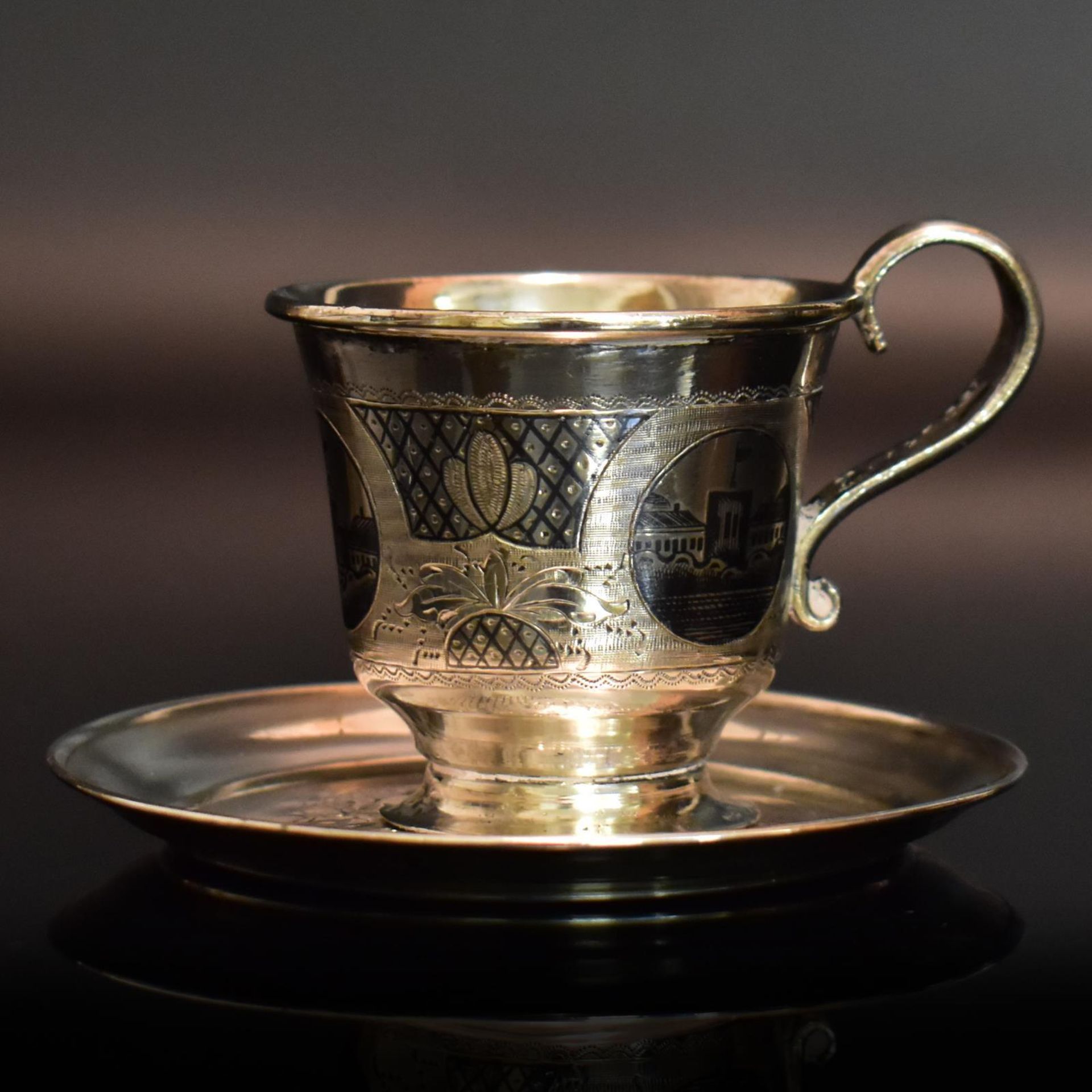Tasse mit Untertasse. Moskau, 1869, Beschaumeister wohl Sawinkow, Viktor | Silber, Niello.