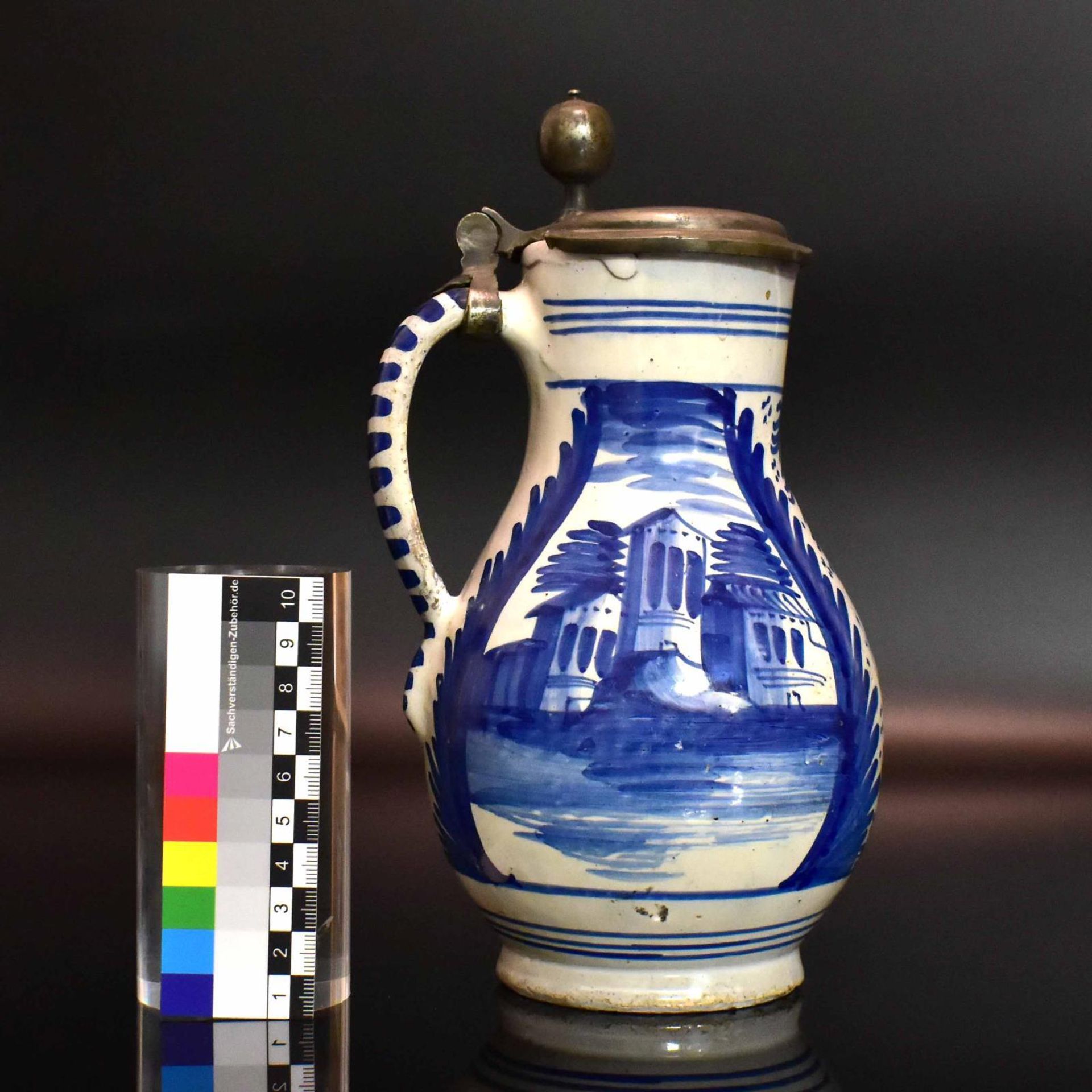 Kleiner Birnkrug. Frankfurt, 18. Jh. | Fayence, Zinndeckel. - Bild 2 aus 3