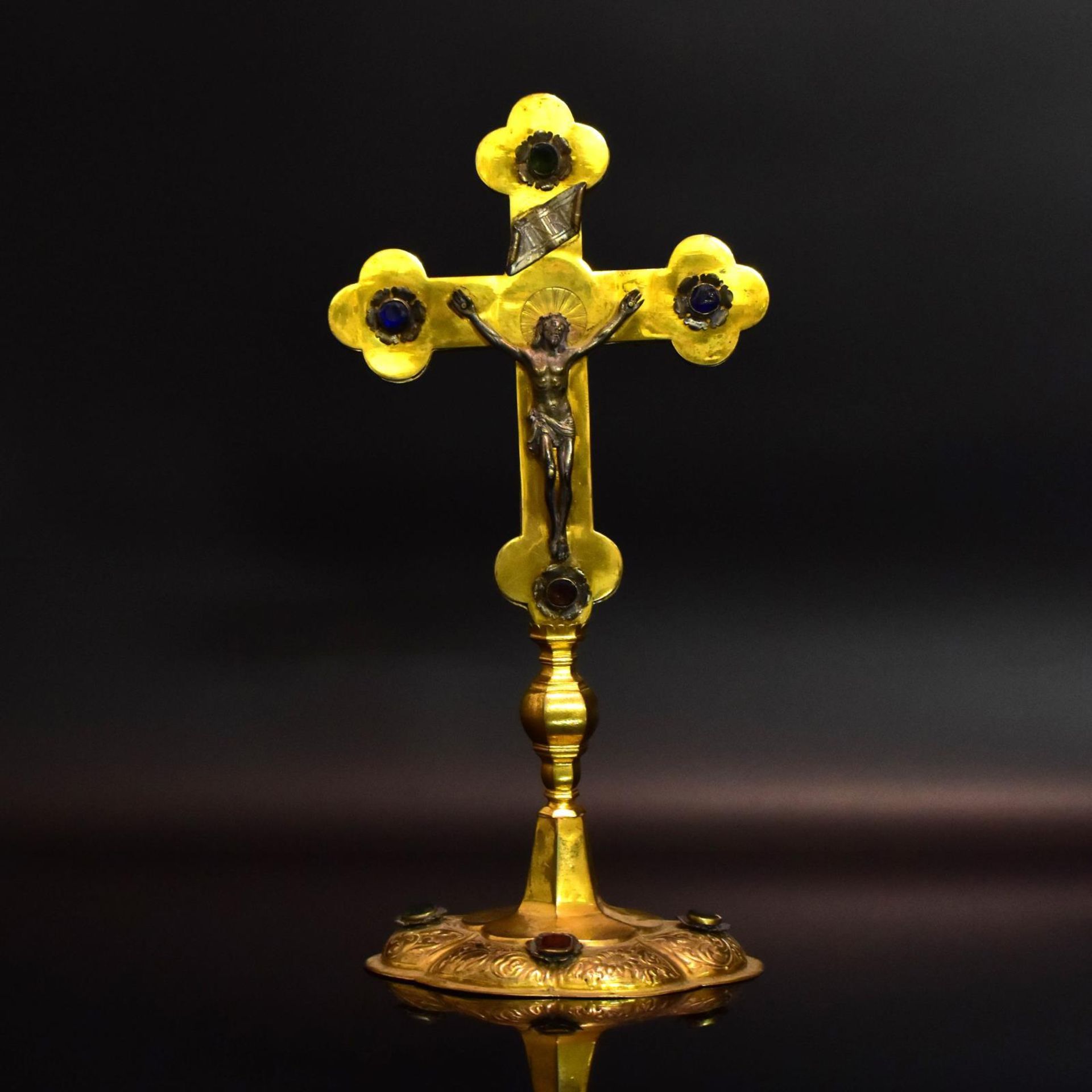 Reliquienkreuz. Süddeutschland, 18. Jh. | Messing, partiell versilbert, Glassteine.