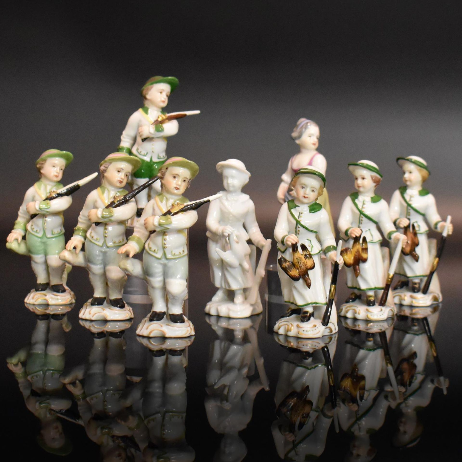 Neun Figuren. Ludwigsburg, 20. Jh. | Porzellan, Farb- und Goldstaffagen bzw. weiß.