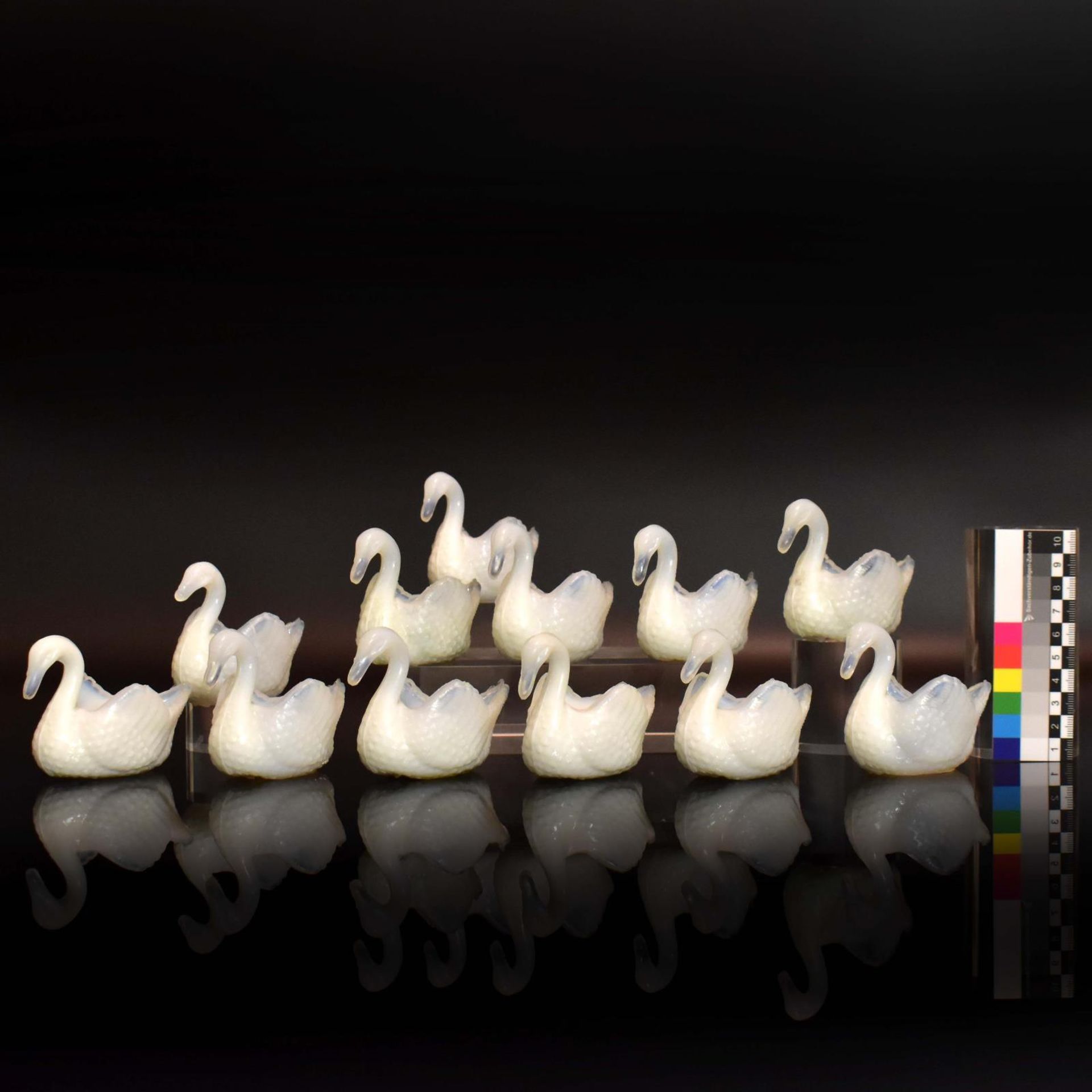 Satz von zwölf Salzgefäßen. 20. Jh. | Opalin-Pressglas. - Bild 2 aus 2