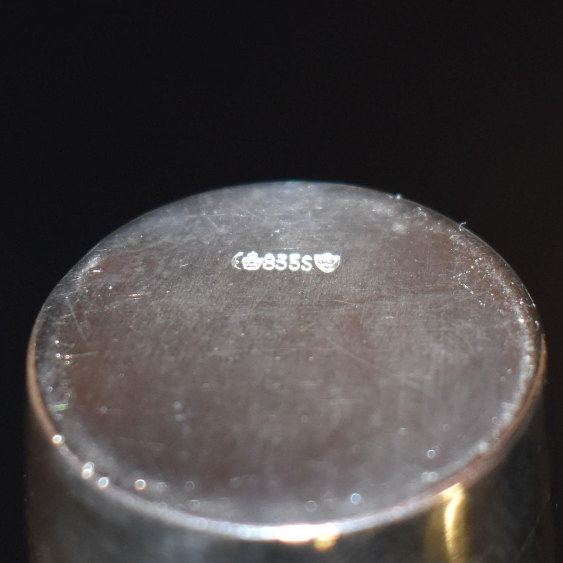 Zwölf Schnapsbecher. Silber, tlw. vergoldet. - Bild 3 aus 3