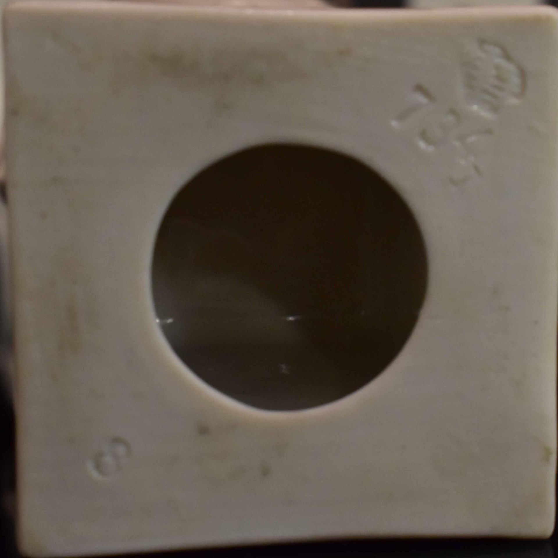 Vier Putten und zwei Ziervasen auf Postamenten. Nymphenburg | Porzellan, weiß. - Bild 3 aus 4