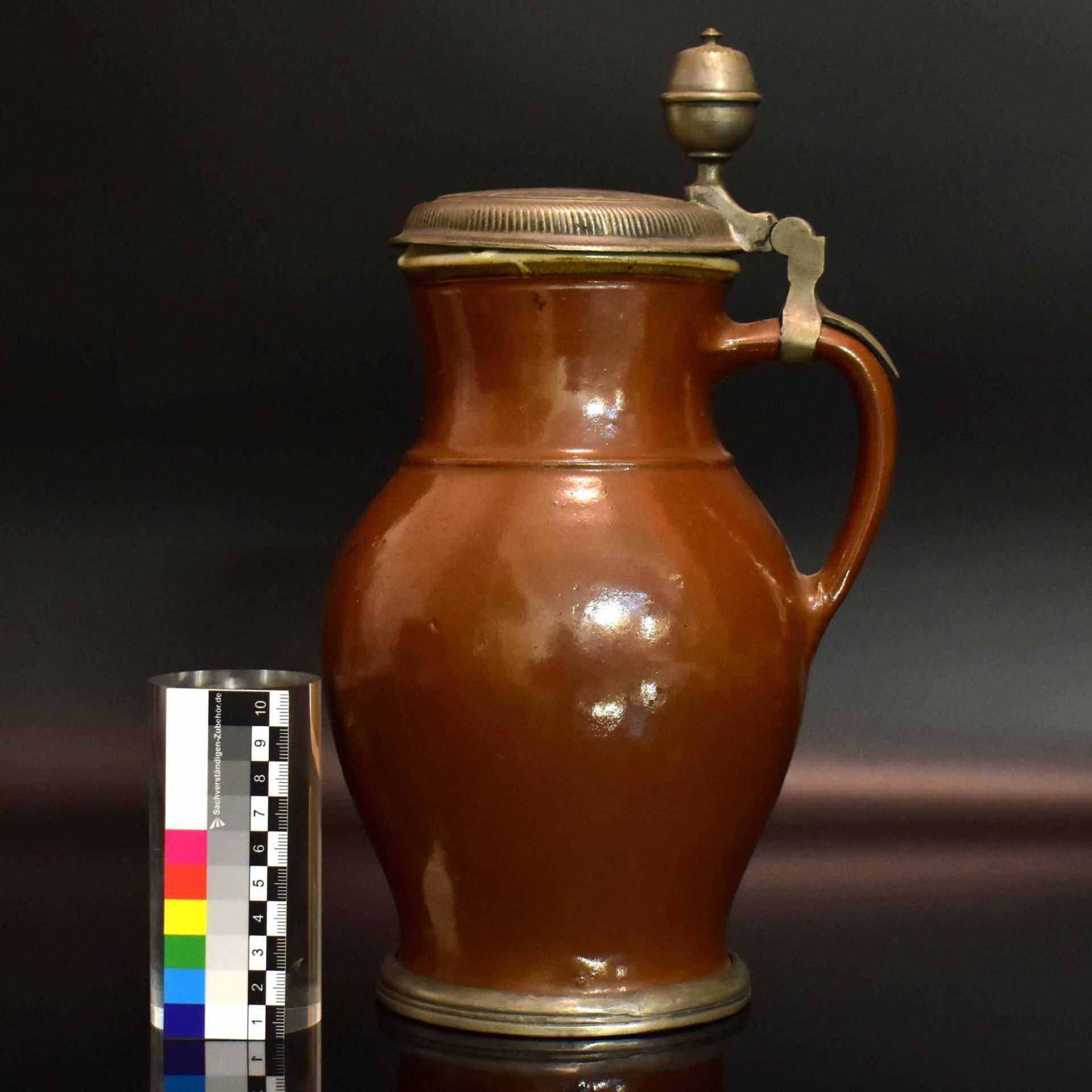 Birnkrug. Bunzlau, 18./19. Jh. | Steinzeug, braune Glasur. Zinndeckel und -montierung. - Bild 2 aus 2