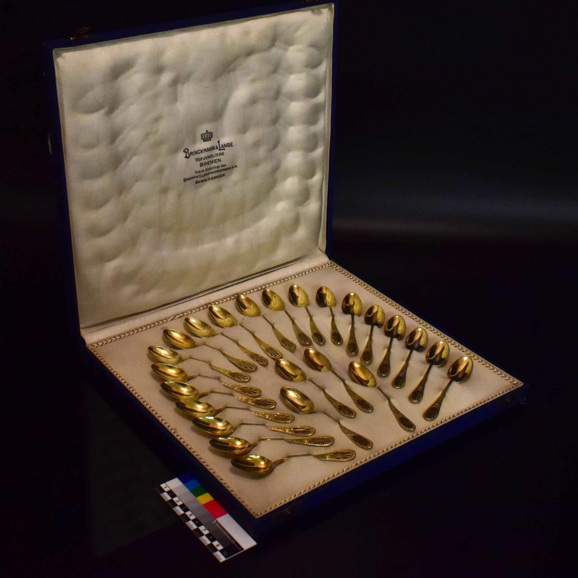 Satz von 24 Moccalöffeln. Bremen, 20. Jh., Bremer Silberwarenfabrik | Silber, vergoldet. - Bild 2 aus 4