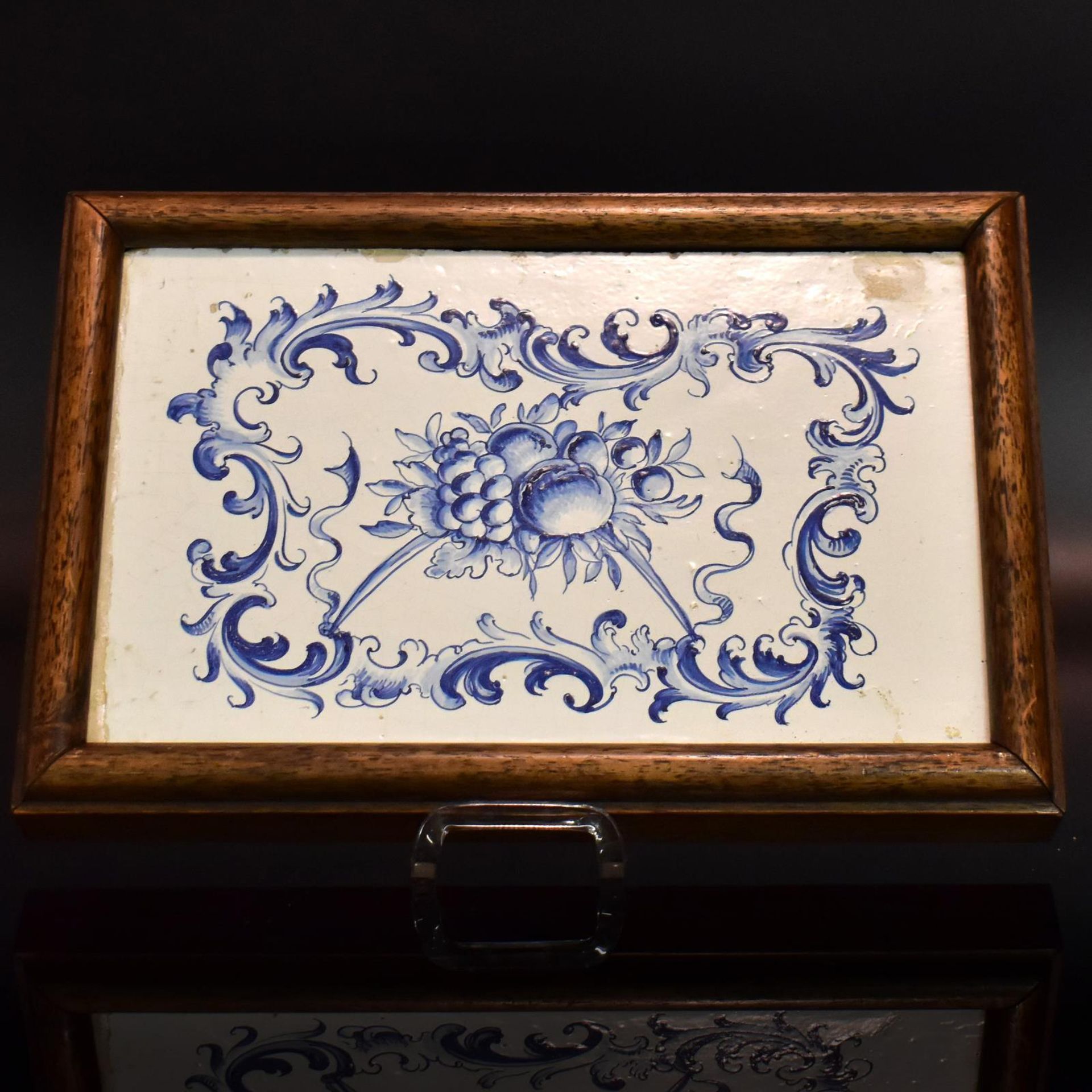 Drei Kacheln. Strassburg und Schweiz, 18. Jh. | Hafnerware, weiß glasiert. Bunt bzw. blau bemalt.