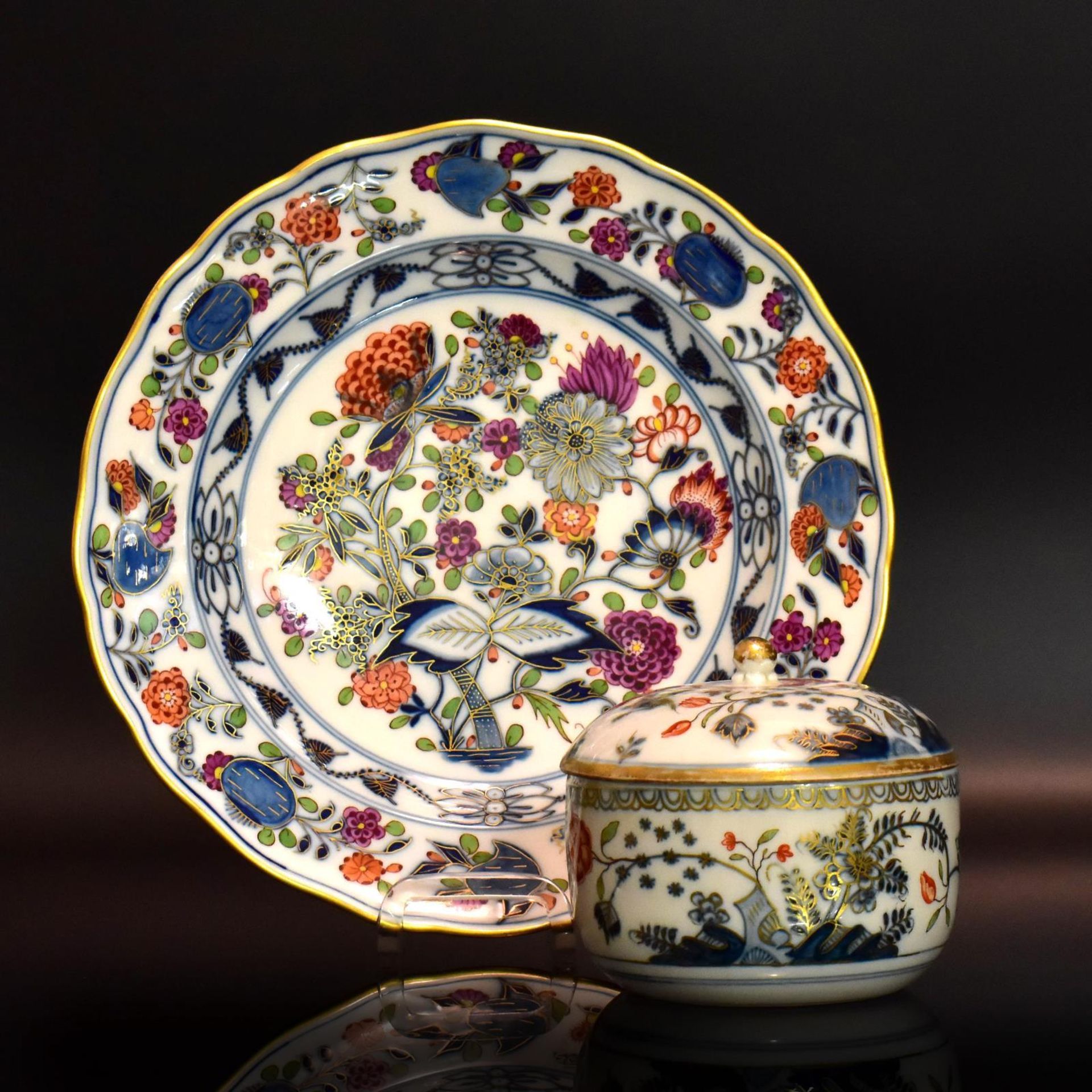 Teller und Dose. Meissen, 18. Jh. | Porzellan, Unterglasurstaffage.