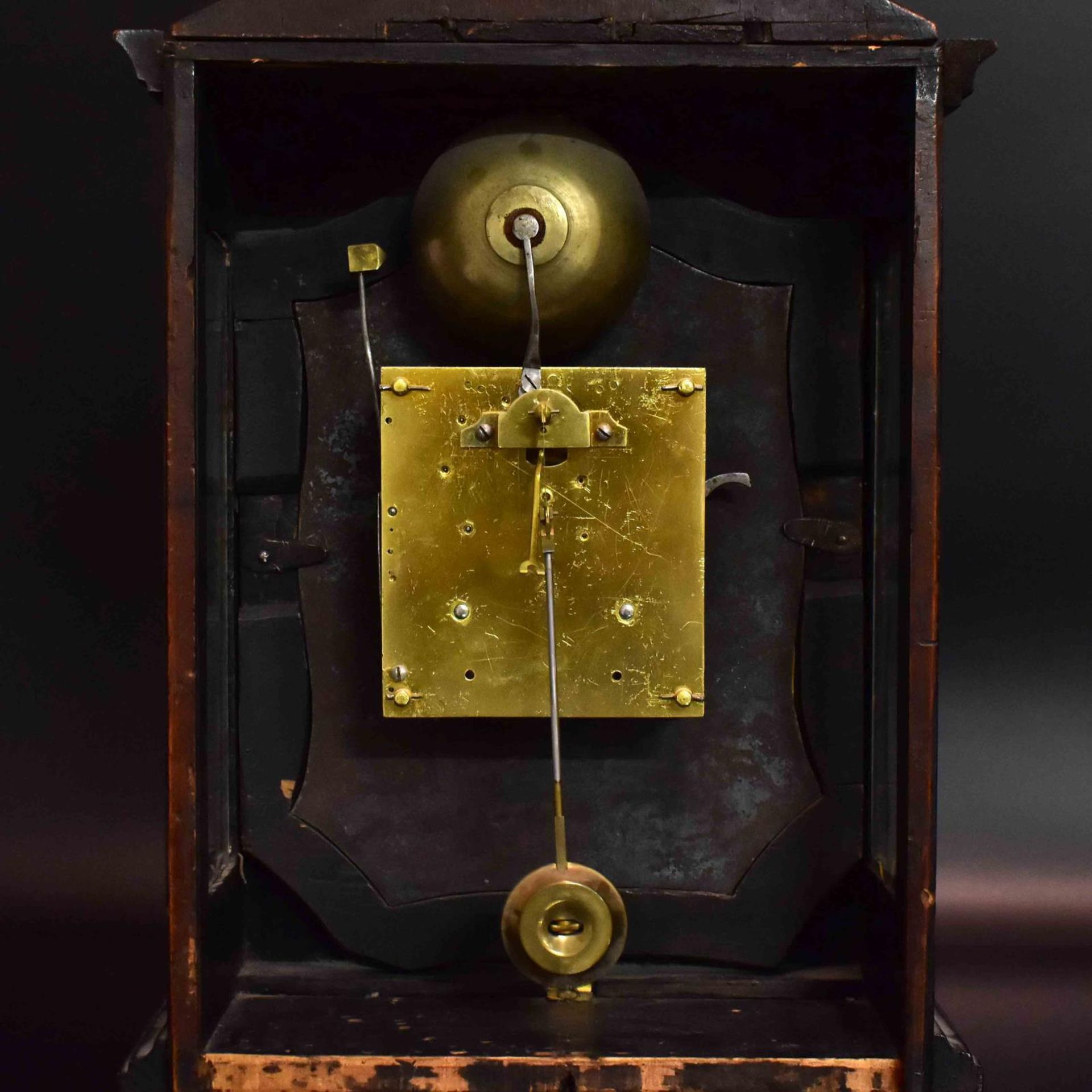 Stutzuhr. 19. Jh., Barockstil | Holz. Gelbguss, tlw. vergoldet. Glas. - Bild 3 aus 3