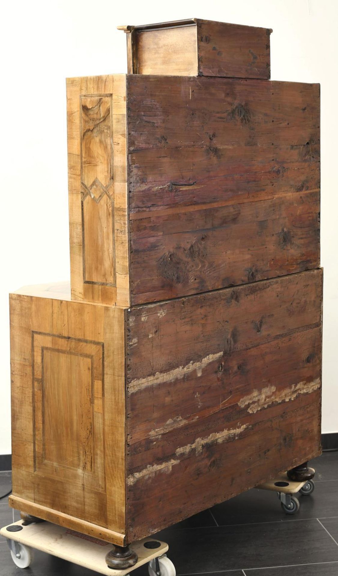 Tabernakelsekretär. 18. Jh. | Nuss- und andere Hölzer furniert, Messing. - Bild 2 aus 2