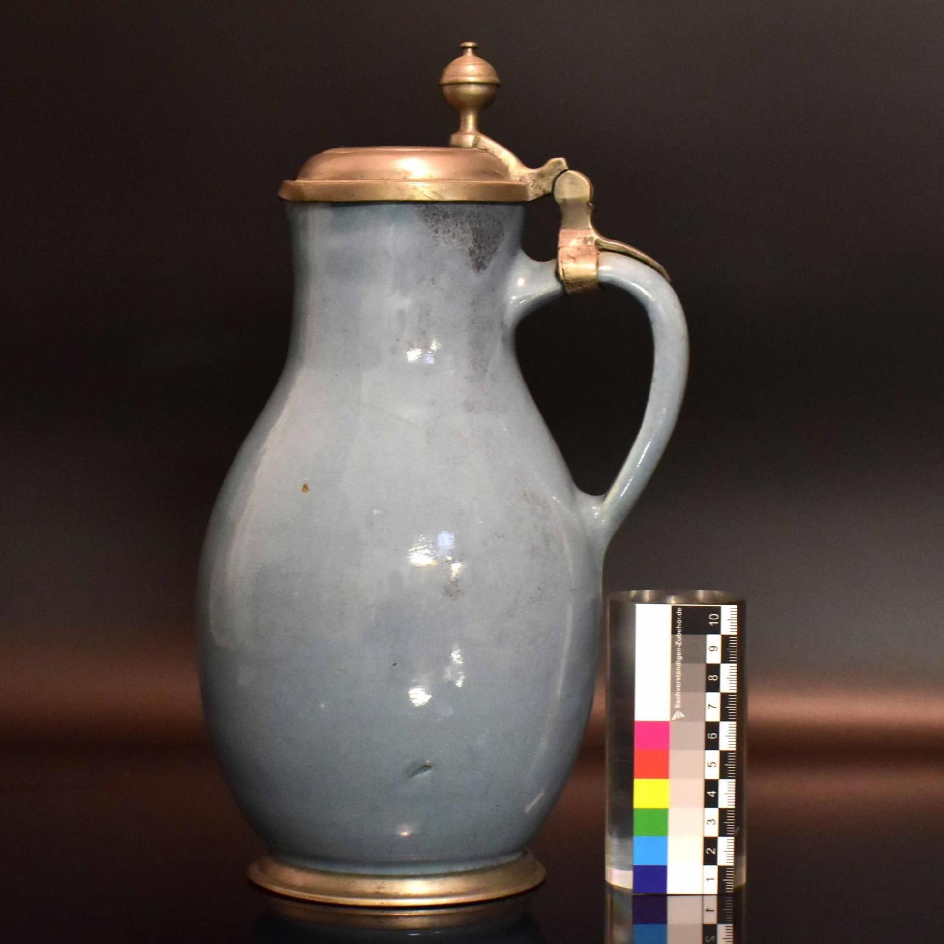 Birnkrug. Wohl Nürnberg, 18. Jh. | Fayence, Zinndeckel und -montierung. - Bild 2 aus 2