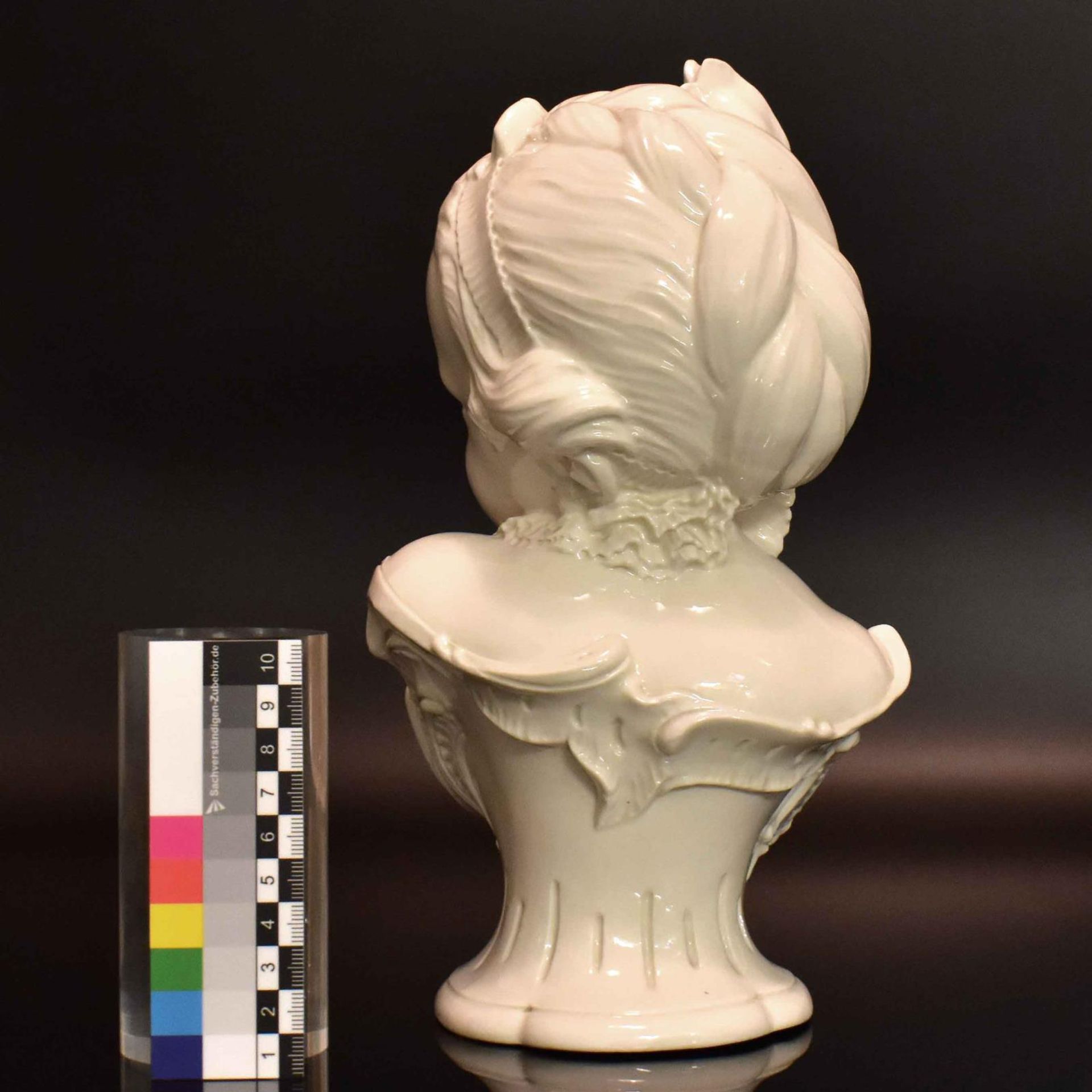 Mädchenbüste. Nymphenburg, nach Entwurf von F. A. Bustelli | Porzellan, weiß. - Bild 2 aus 3