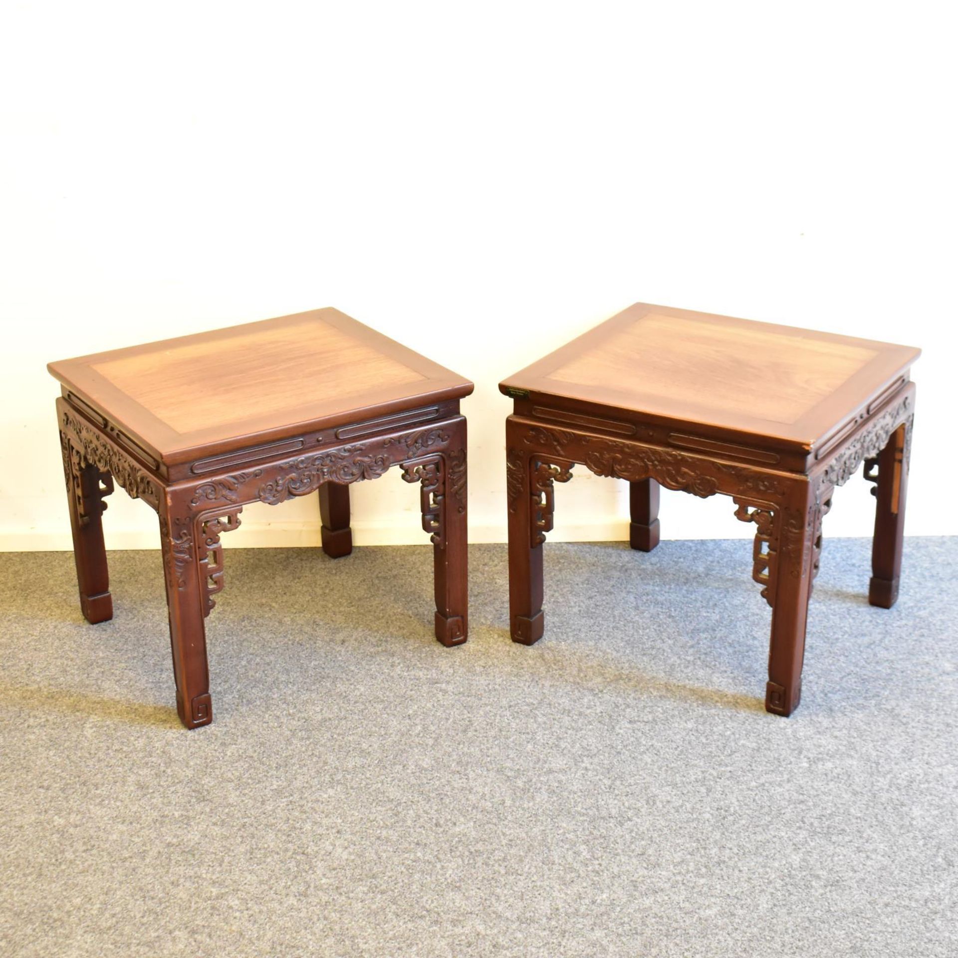 Ein Paar Beistelltische. 20. Jh. | Verschiedene Hölzer, tlw. beschnitzt.