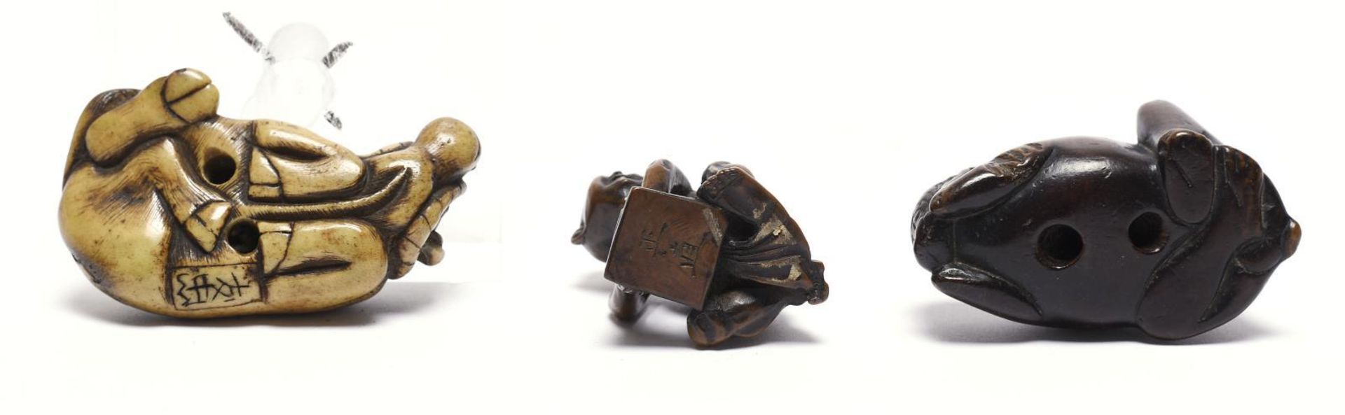 Zwei Netsuke und ein Okimono. Japan, spätes 18. Jh. / 19. Jh. | Horn bzw. Buchsbaum, geschnitzt. - Bild 2 aus 2