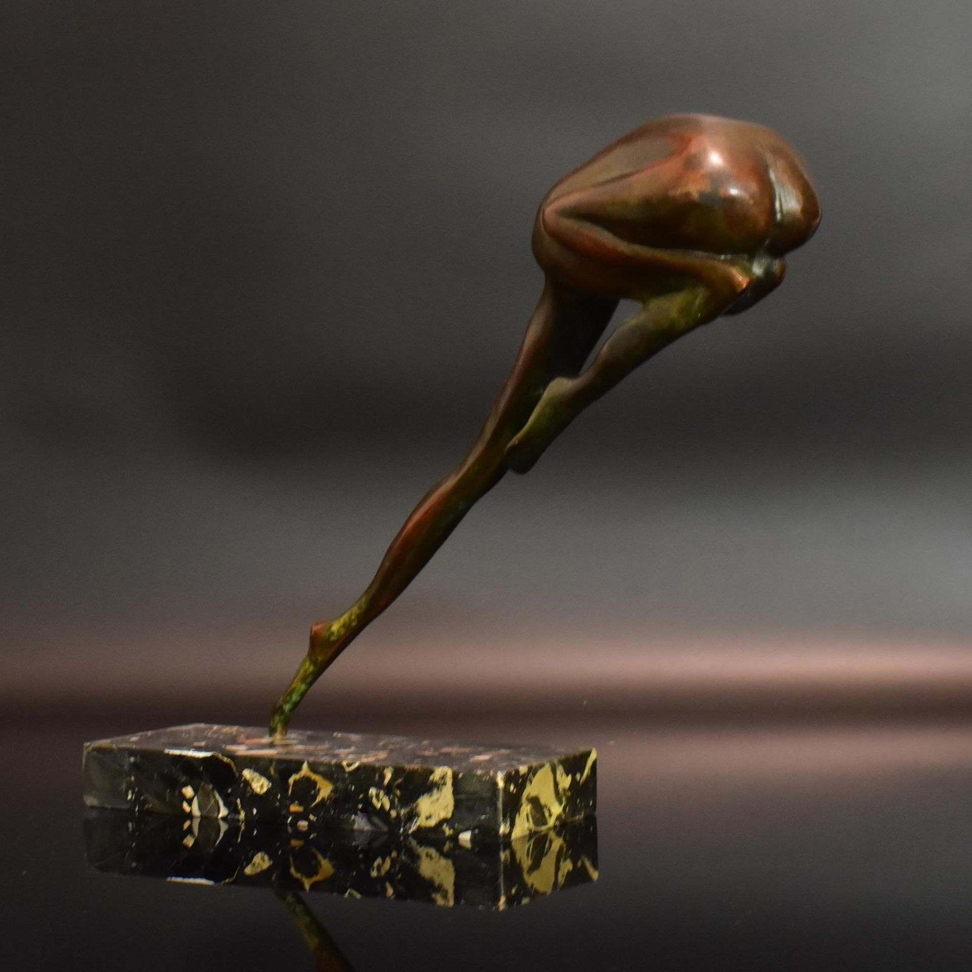 Abstrakter Akt. 20. Jh. | Bronze, patiniert. Marmorplinthe.