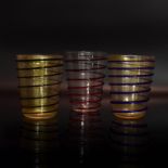 Zwölf Bechergläser. 20. Jh. | Verschiedenfarbiges Glas, teils mit Goldflittereinschmelzungen.