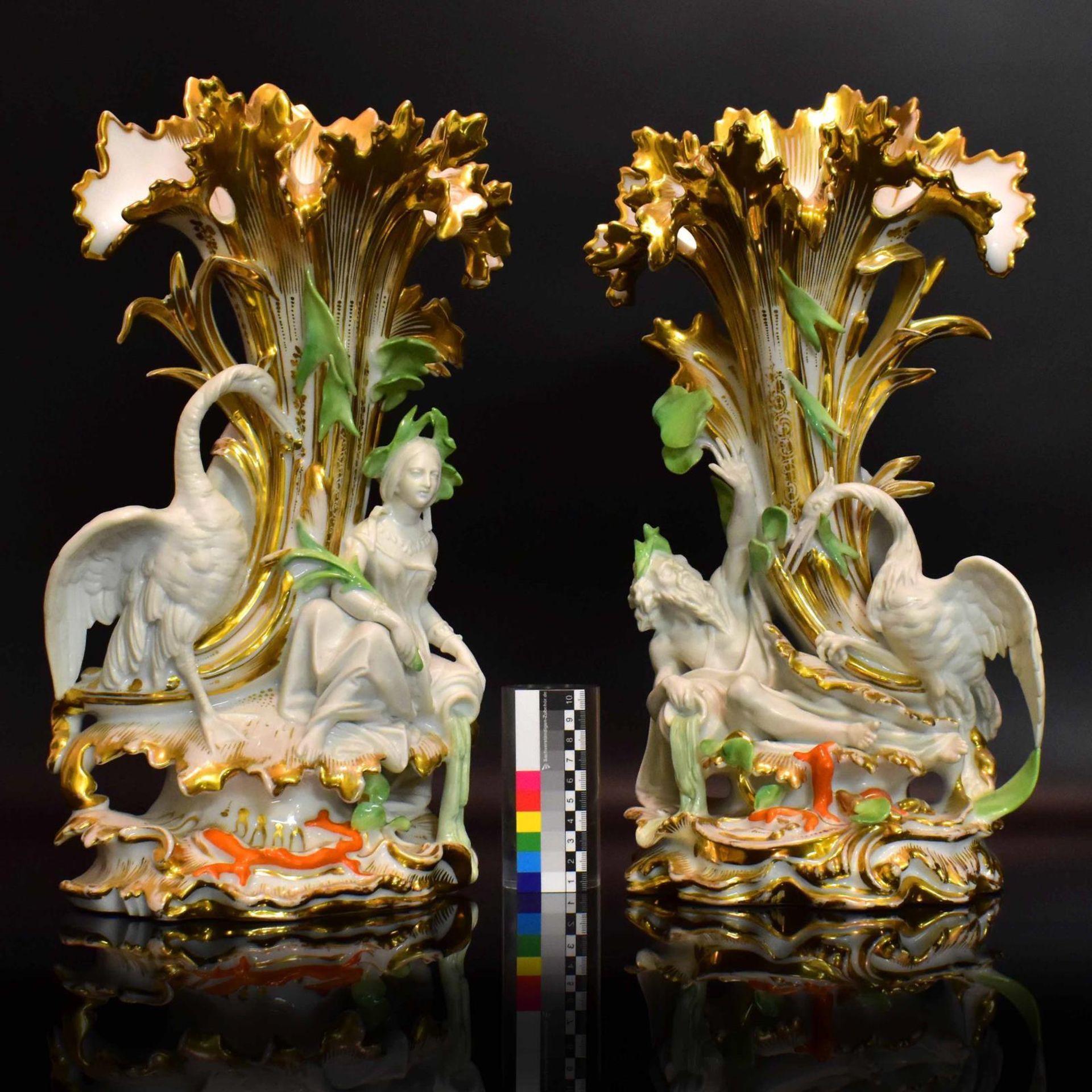 Ein Paar Figurenvasen. Wohl Frankreich, Ende 19. Jh. | Porzellan, Farb- und Goldstaffagen. - Bild 2 aus 4