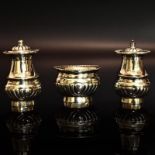 Set aus Pfeffer- und Salzstreuer sowie Gewürzschälchen. Silber