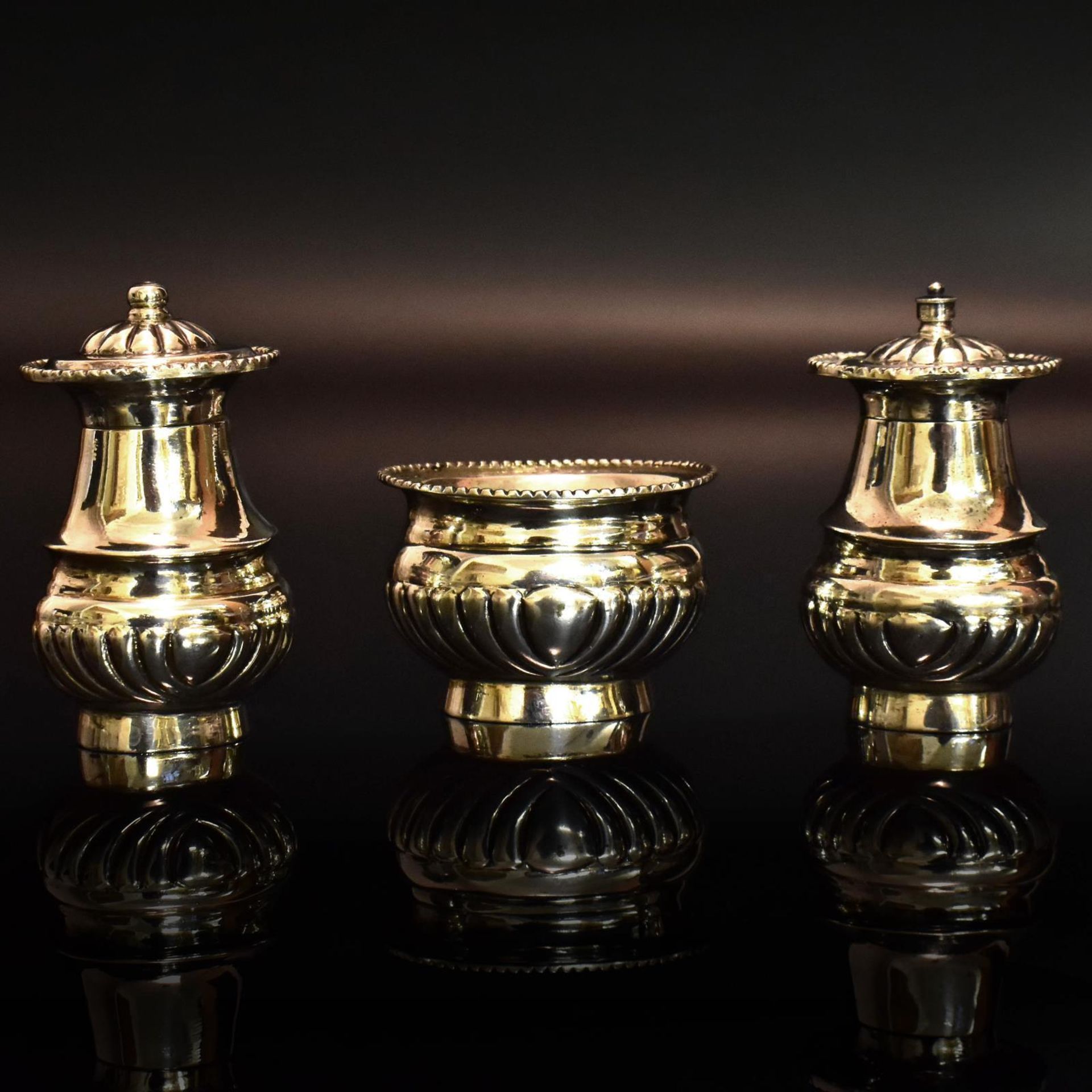 Set aus Pfeffer- und Salzstreuer sowie Gewürzschälchen. Silber