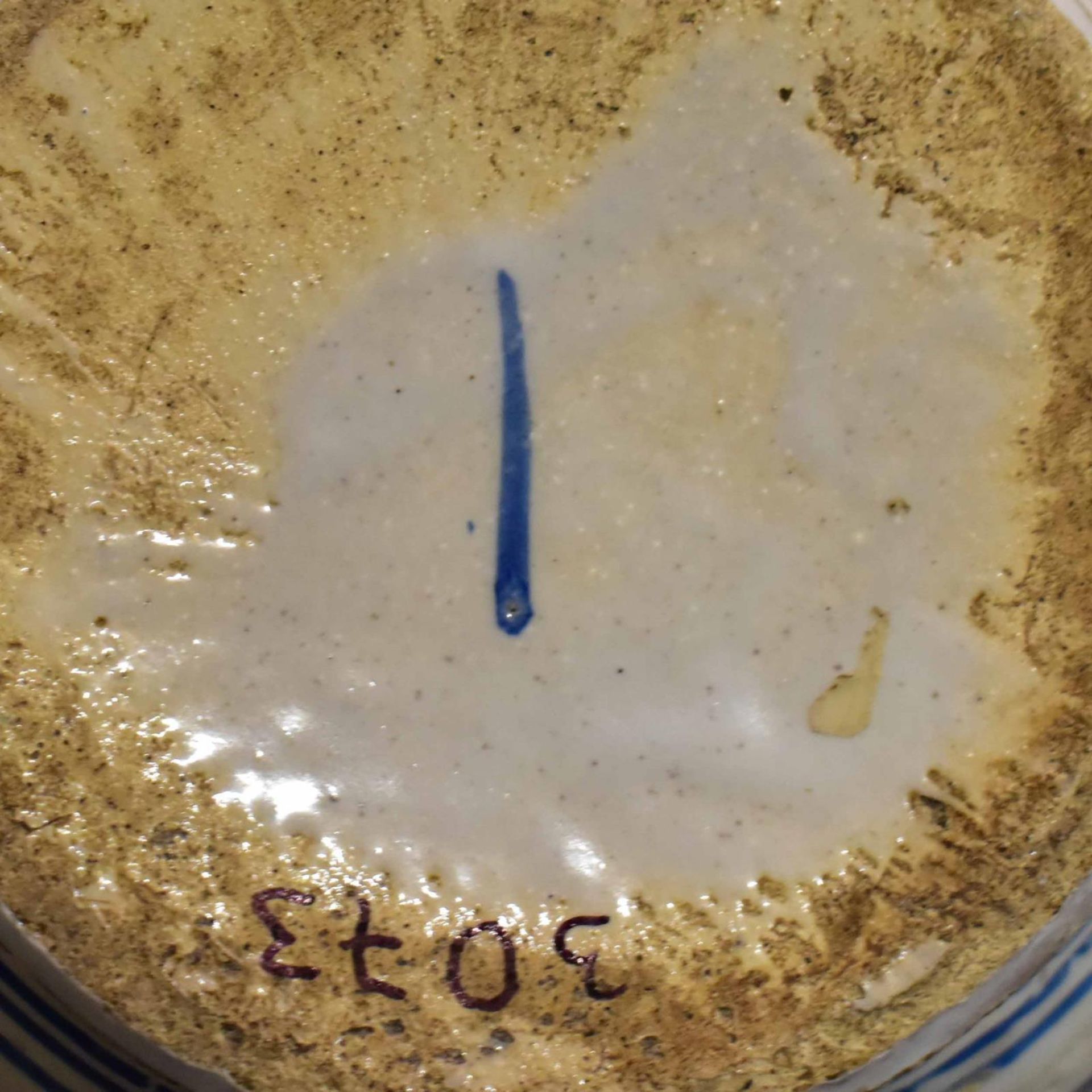 Kleiner Birnkrug. Frankfurt, 18. Jh. | Fayence, Zinndeckel. - Bild 3 aus 3