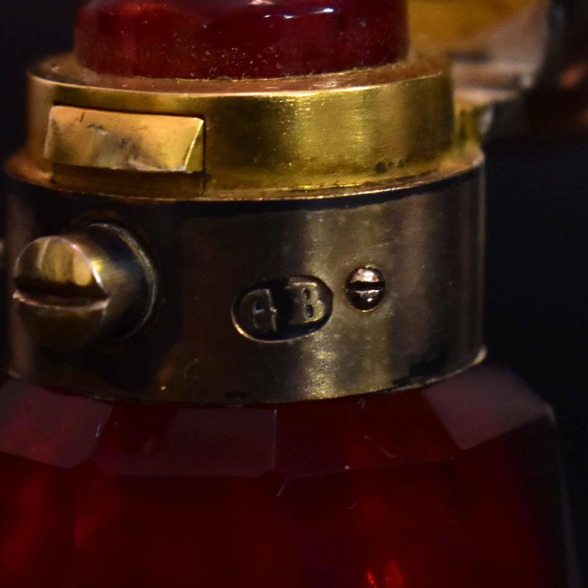 Doppelflakon. Wohl England, Ende 19. Jh. | Farbloses Glas mit Goldrubinunterfang. Vermeilmontierung. - Bild 5 aus 6