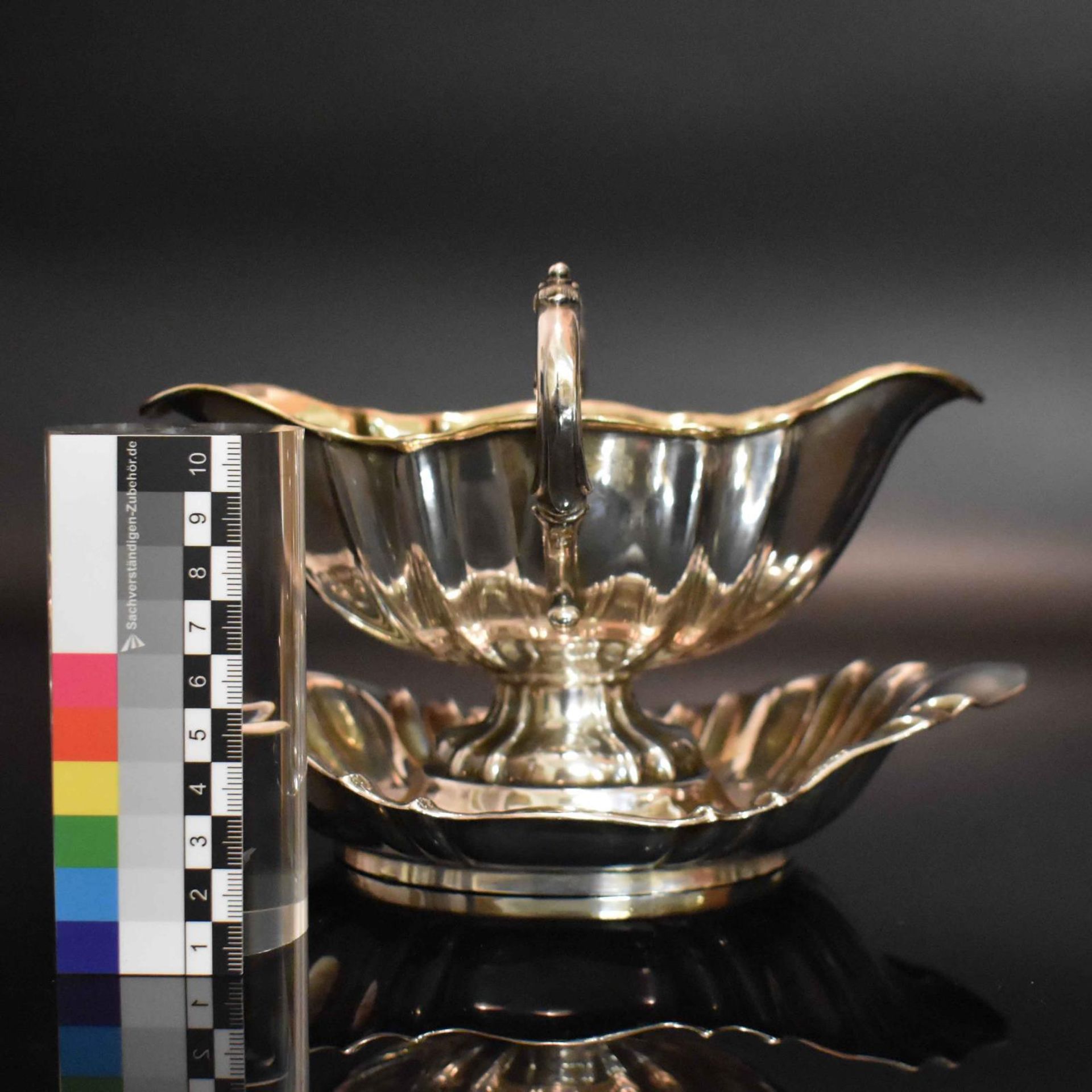 Sauciere auf Presentoir. Heilbronn, Bruckmann & Söhne | Silber, innen vergoldet. - Bild 2 aus 3