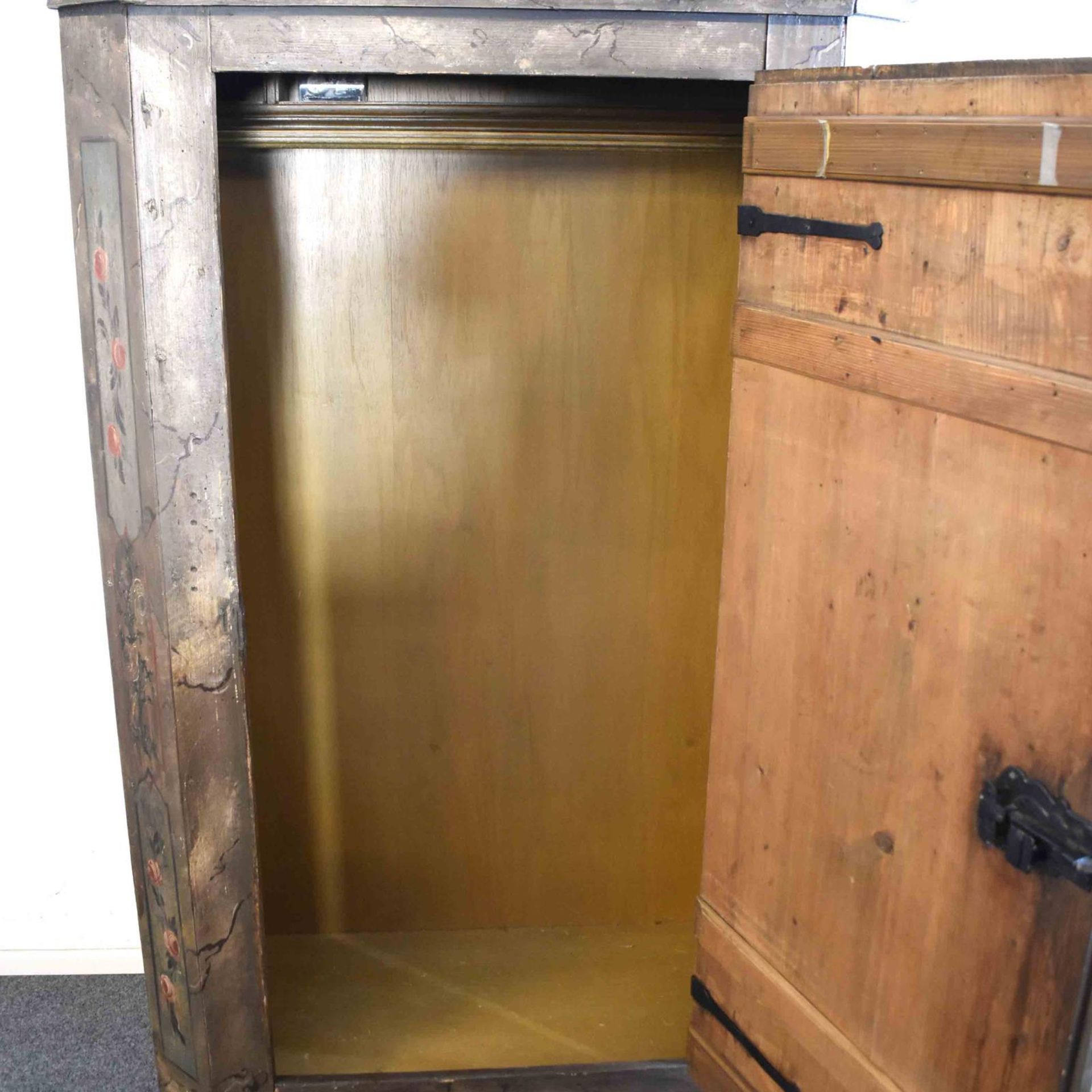 Bauernschrank. Süddeutschland/Alpenraum, 19./20. Jh. | Nadelholz, bemalt. Eisenbeschläge. - Bild 2 aus 2