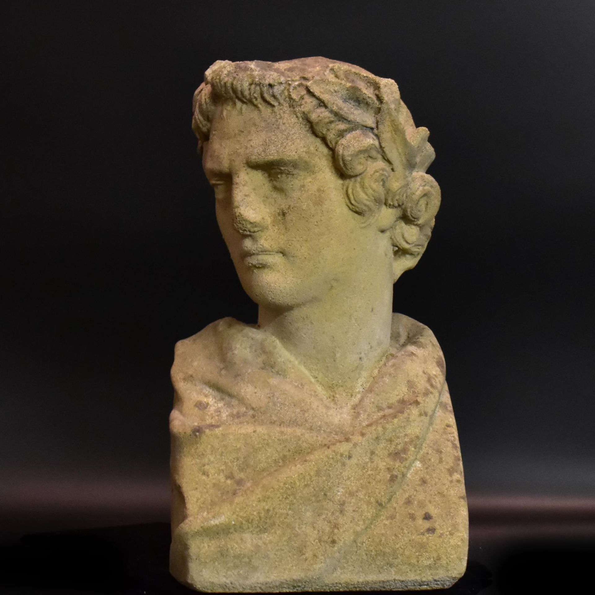 Gartenfigur: Büste. Sandstein.