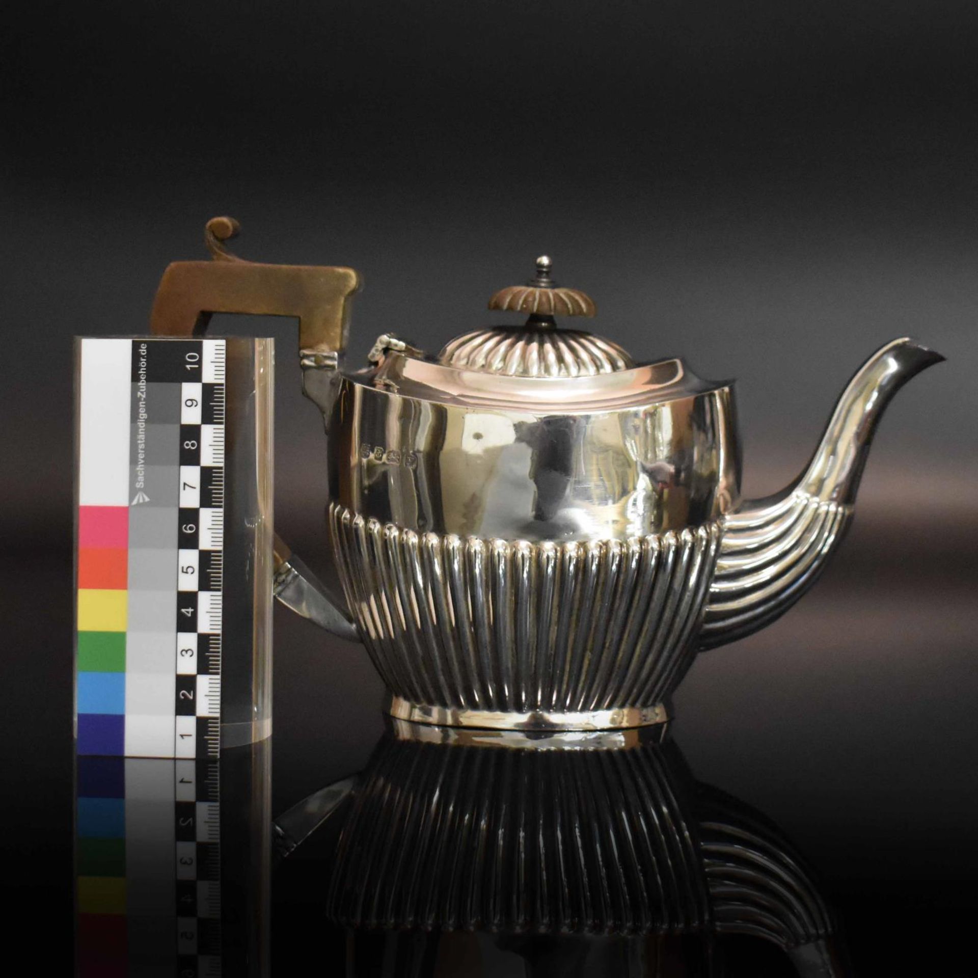 Kleine Teekanne. Birmingham, 1923, William Neale & Son Ltd. | Silber. - Bild 2 aus 3